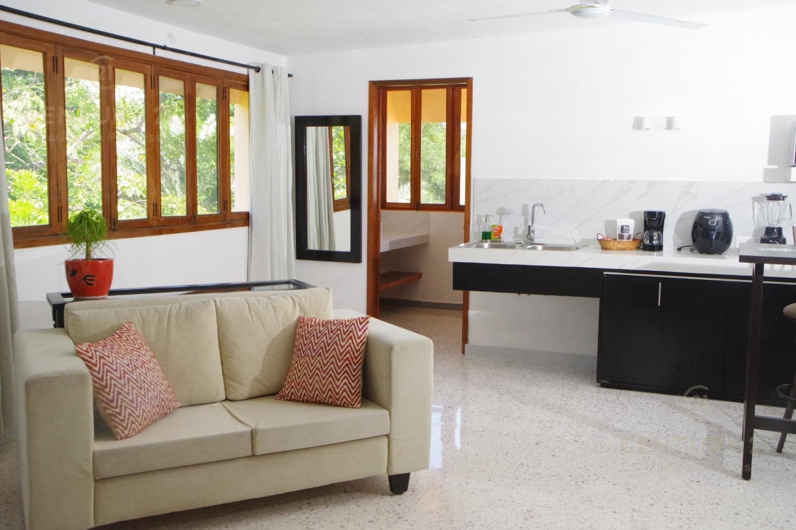 HOUSE FOR SALE IN A PRIVATE COMPLEX WITH 3 STUDIOS ON AV. UXMAL IN CANCÚN C4141