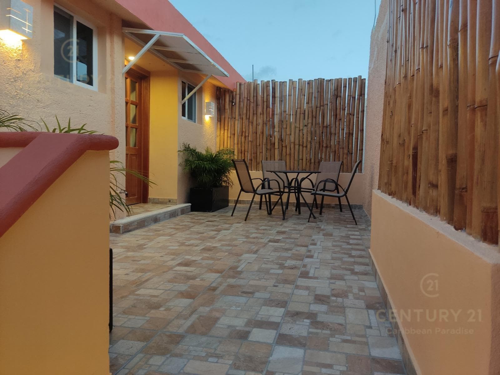 HOUSE FOR SALE IN A PRIVATE COMPLEX WITH 3 STUDIOS ON AV. UXMAL IN CANCÚN C4141