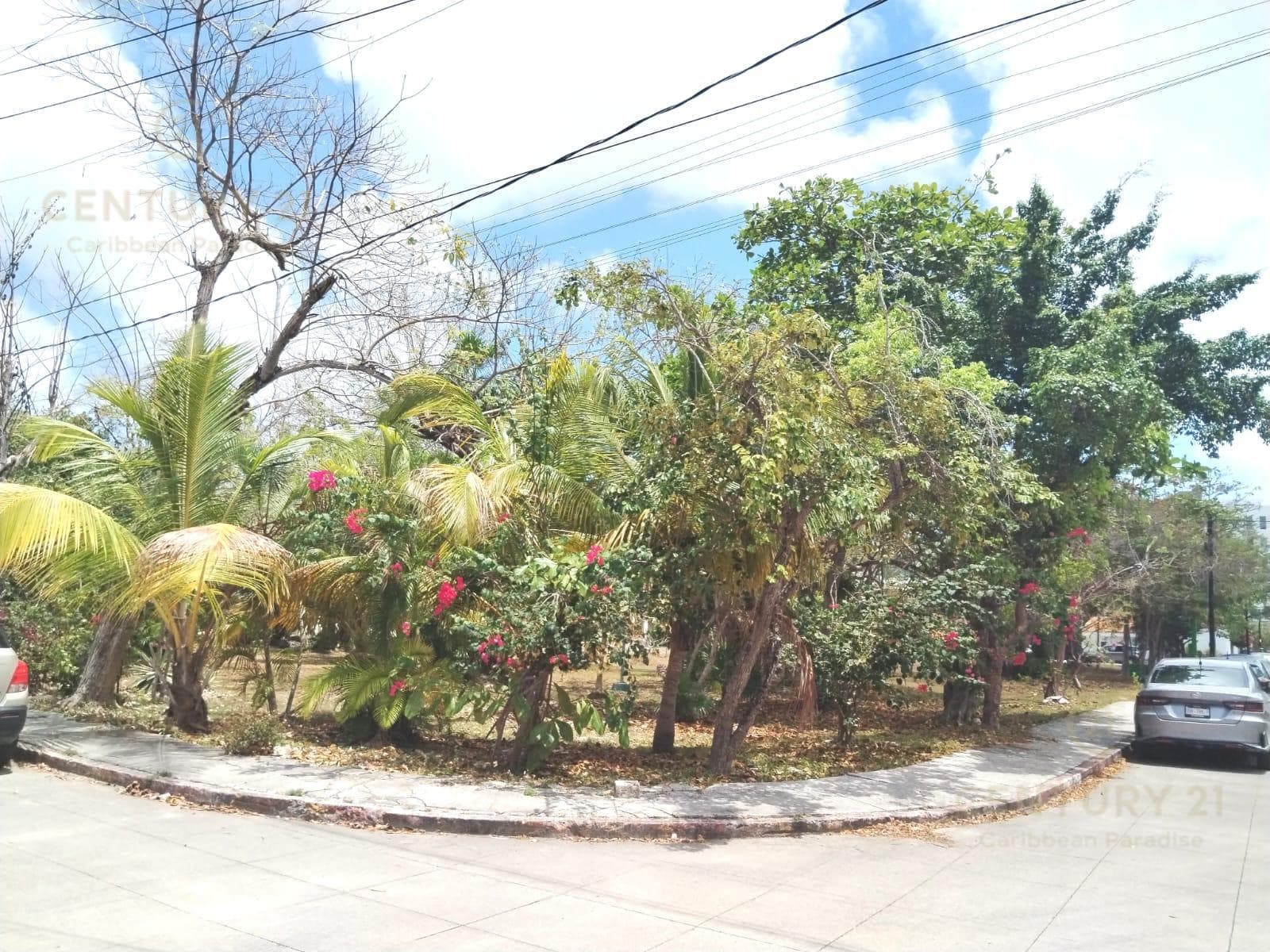 HOUSE FOR SALE IN A PRIVATE COMPLEX WITH 3 STUDIOS ON AV. UXMAL IN CANCÚN C4141