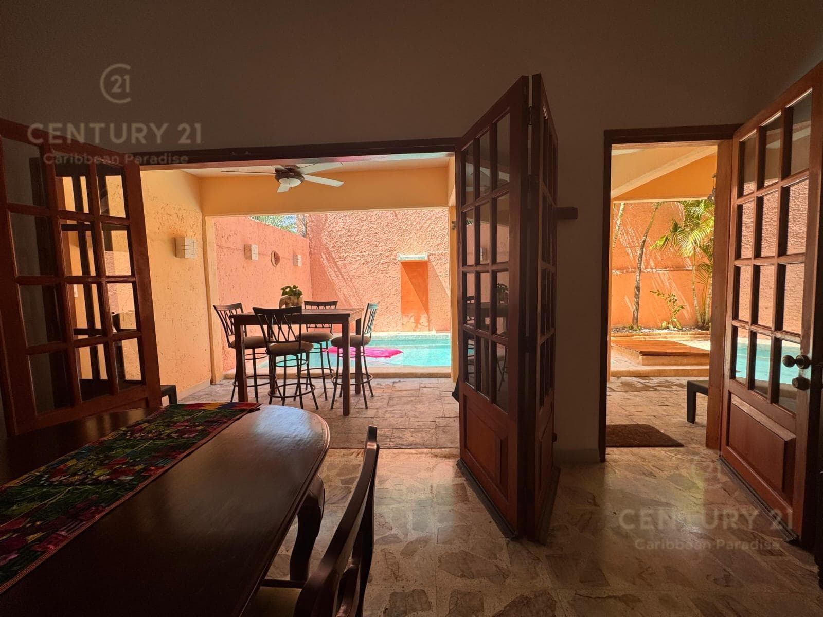 HOUSE FOR SALE IN A PRIVATE COMPLEX WITH 3 STUDIOS ON AV. UXMAL IN CANCÚN C4141