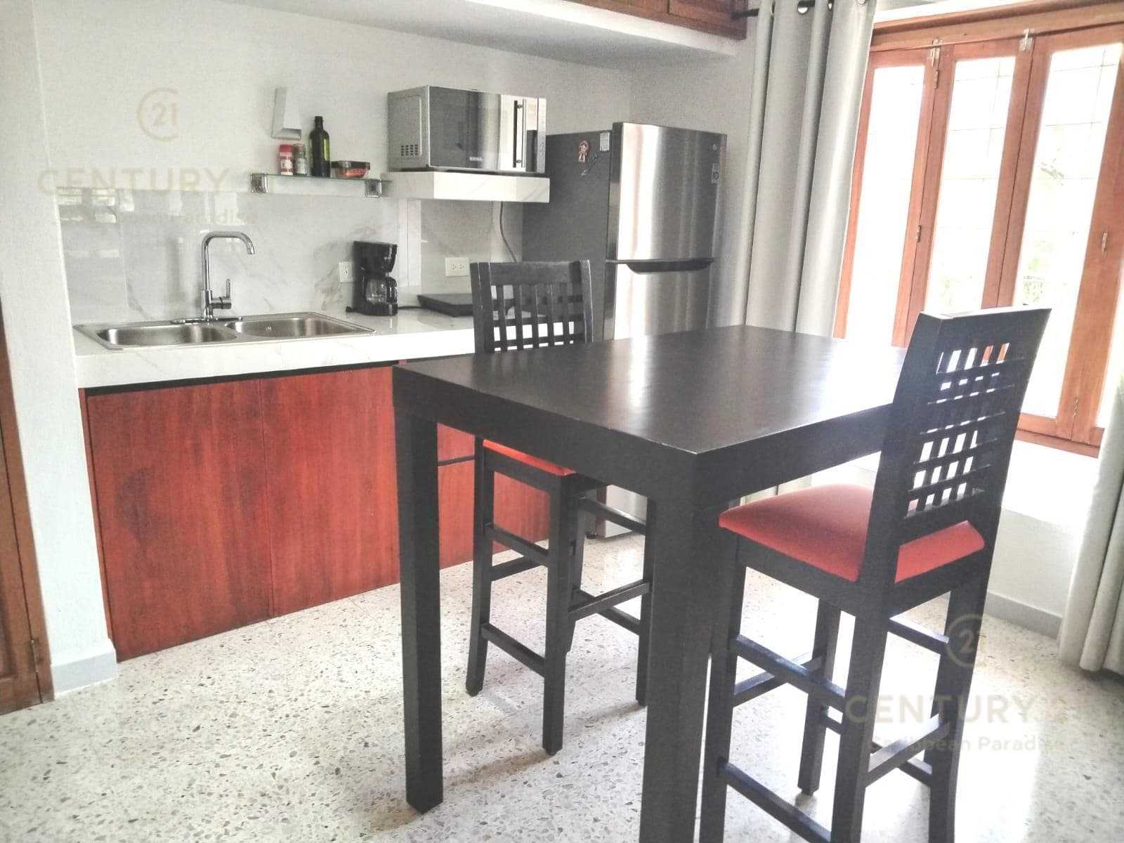 HOUSE FOR SALE IN A PRIVATE COMPLEX WITH 3 STUDIOS ON AV. UXMAL IN CANCÚN C4141