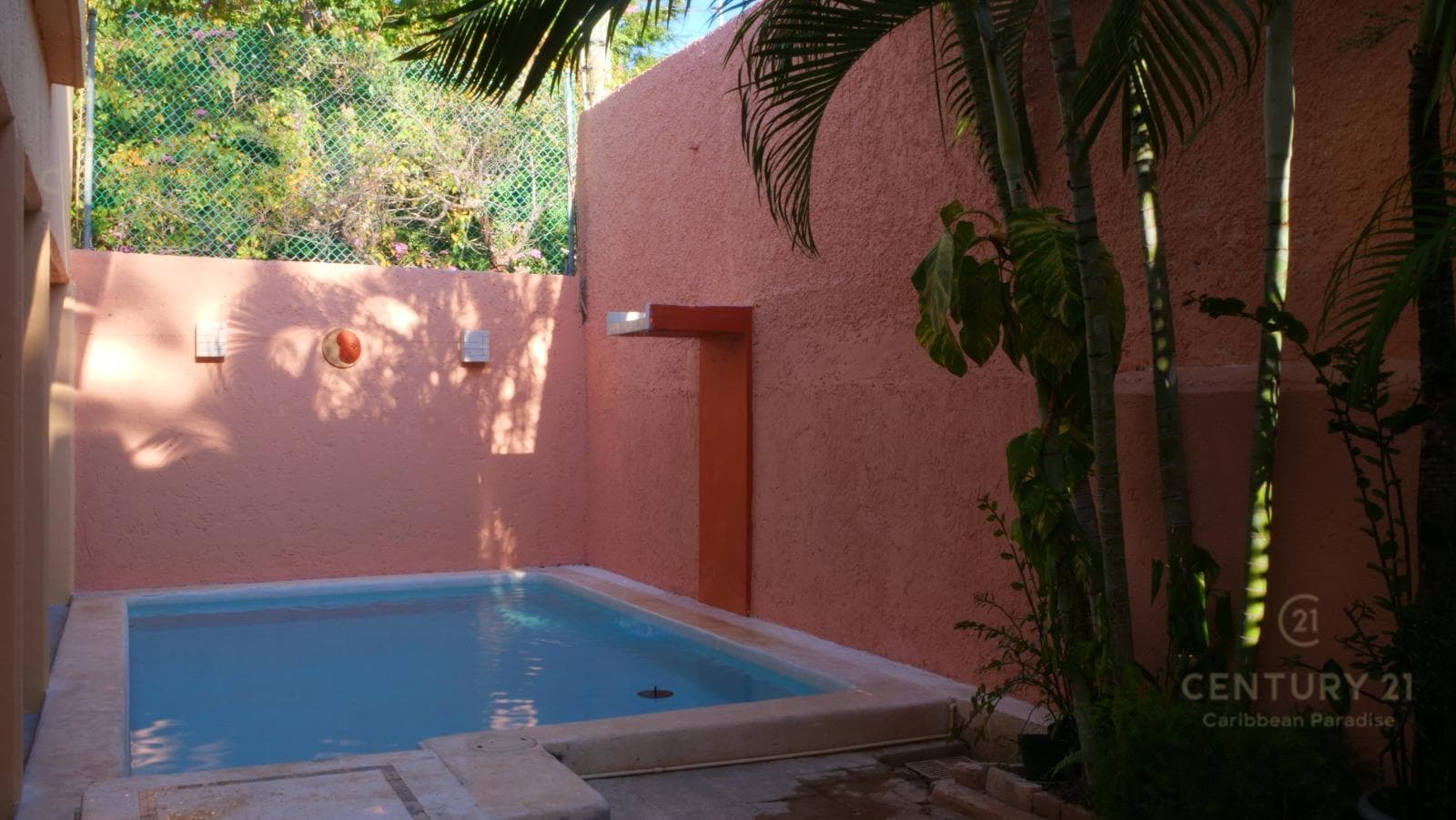 HOUSE FOR SALE IN A PRIVATE COMPLEX WITH 3 STUDIOS ON AV. UXMAL IN CANCÚN C4141