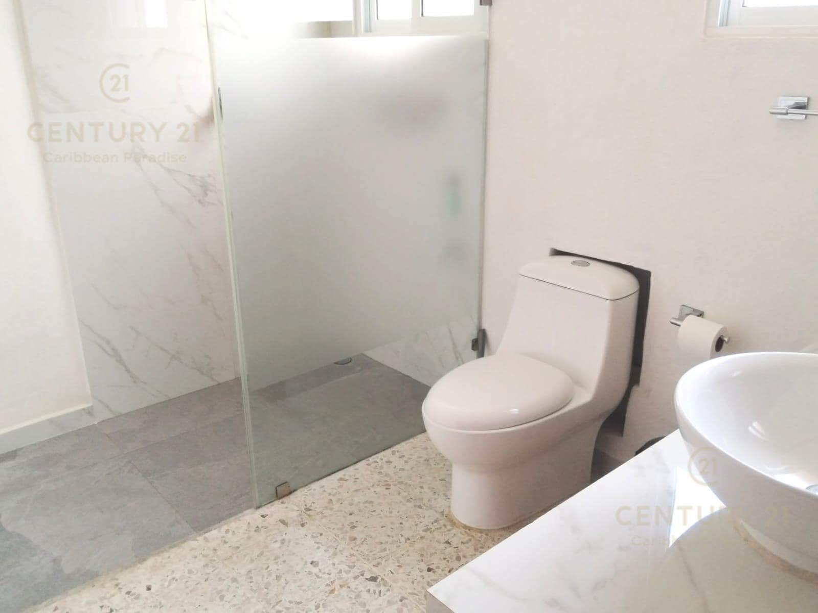HOUSE FOR SALE IN A PRIVATE COMPLEX WITH 3 STUDIOS ON AV. UXMAL IN CANCÚN C4141