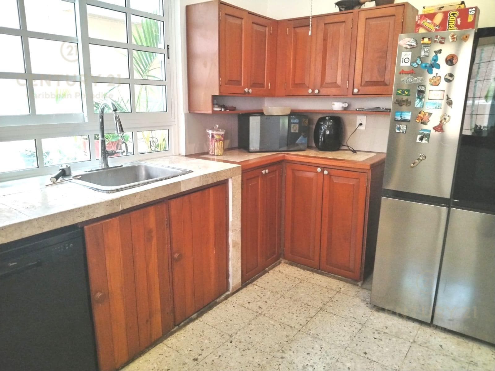 HOUSE FOR SALE IN A PRIVATE COMPLEX WITH 3 STUDIOS ON AV. UXMAL IN CANCÚN C4141
