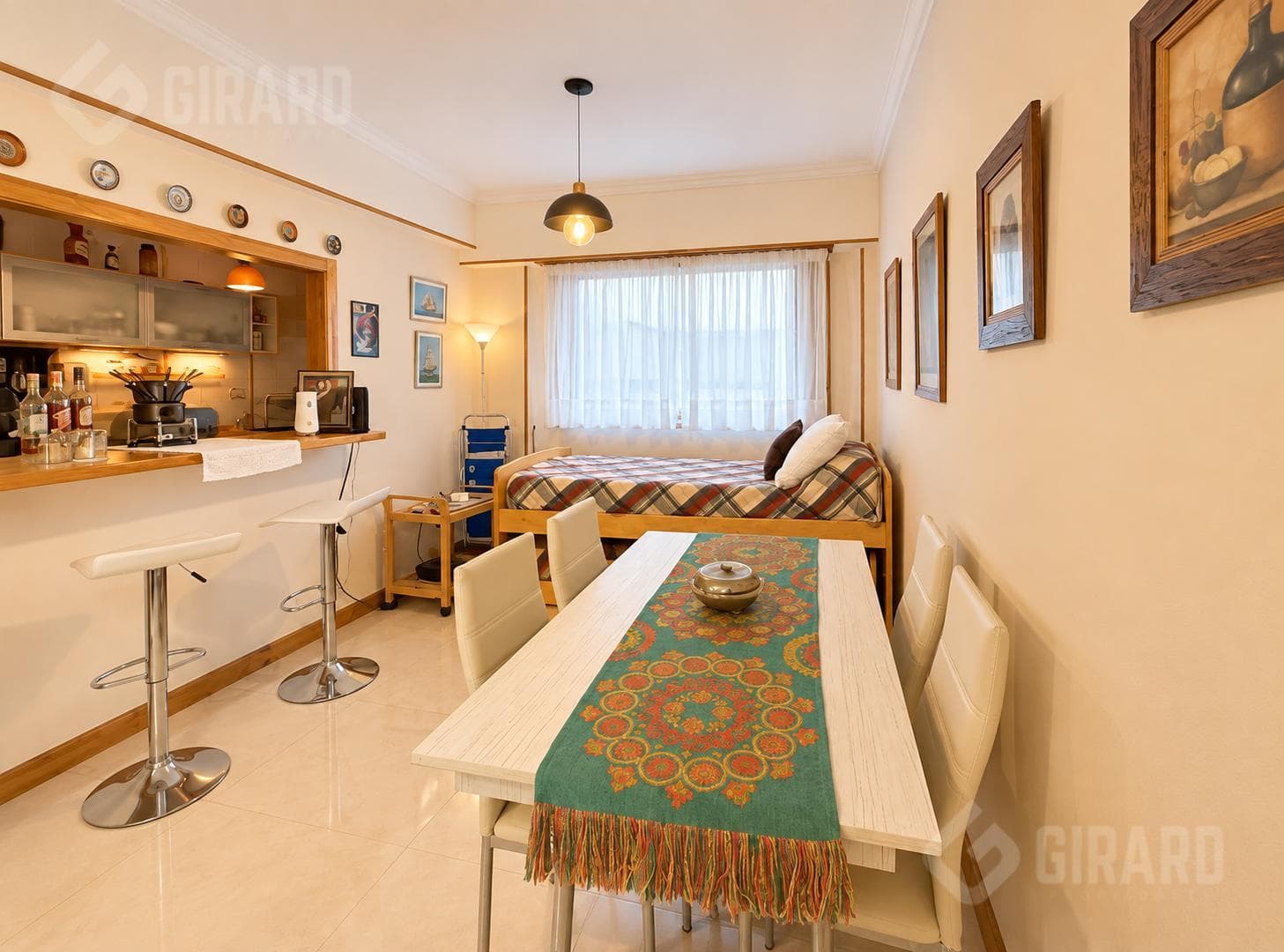 2-bedroom apartment for sale in the Plaza Colón area. Sold fully furnished.