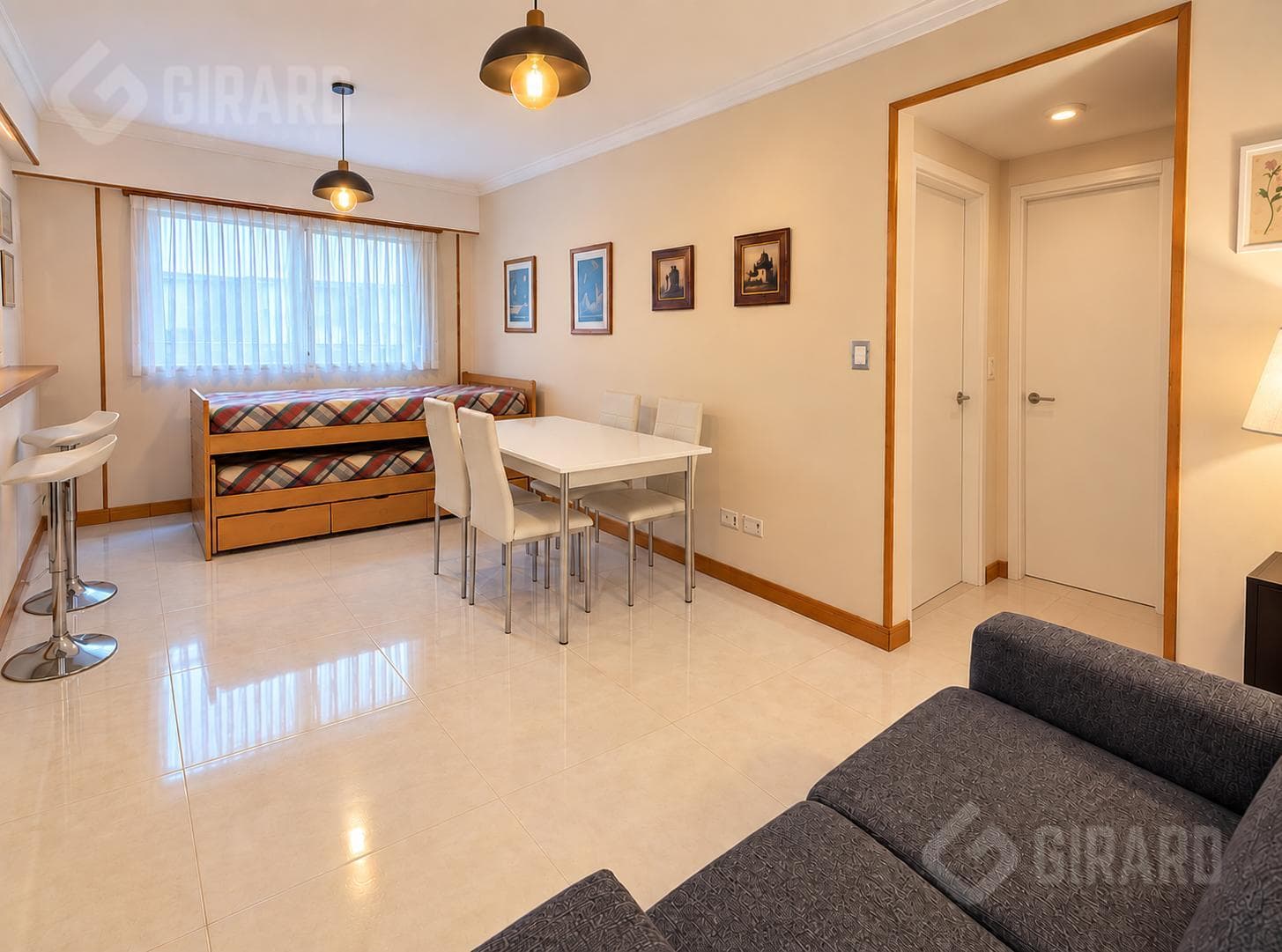 2-bedroom apartment for sale in the Plaza Colón area. Sold fully furnished.