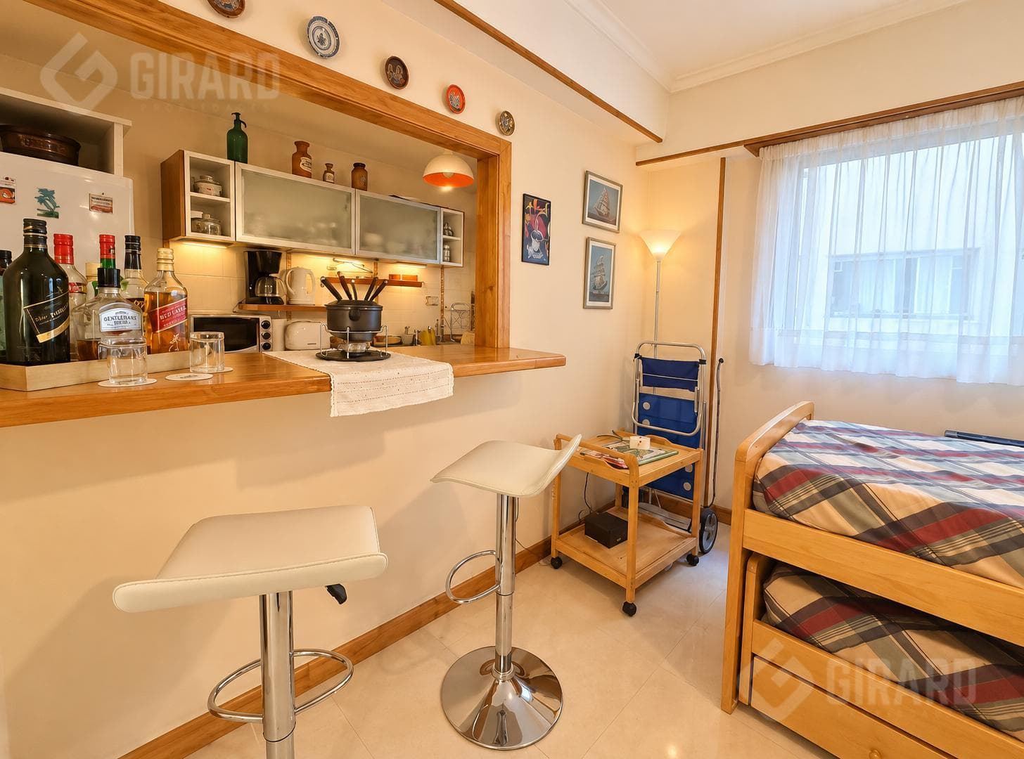 2-bedroom apartment for sale in the Plaza Colón area. Sold fully furnished.