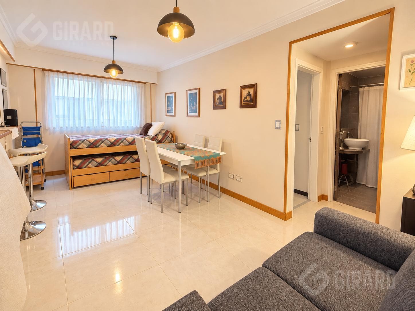 2-bedroom apartment for sale in the Plaza Colón area. Sold fully furnished.