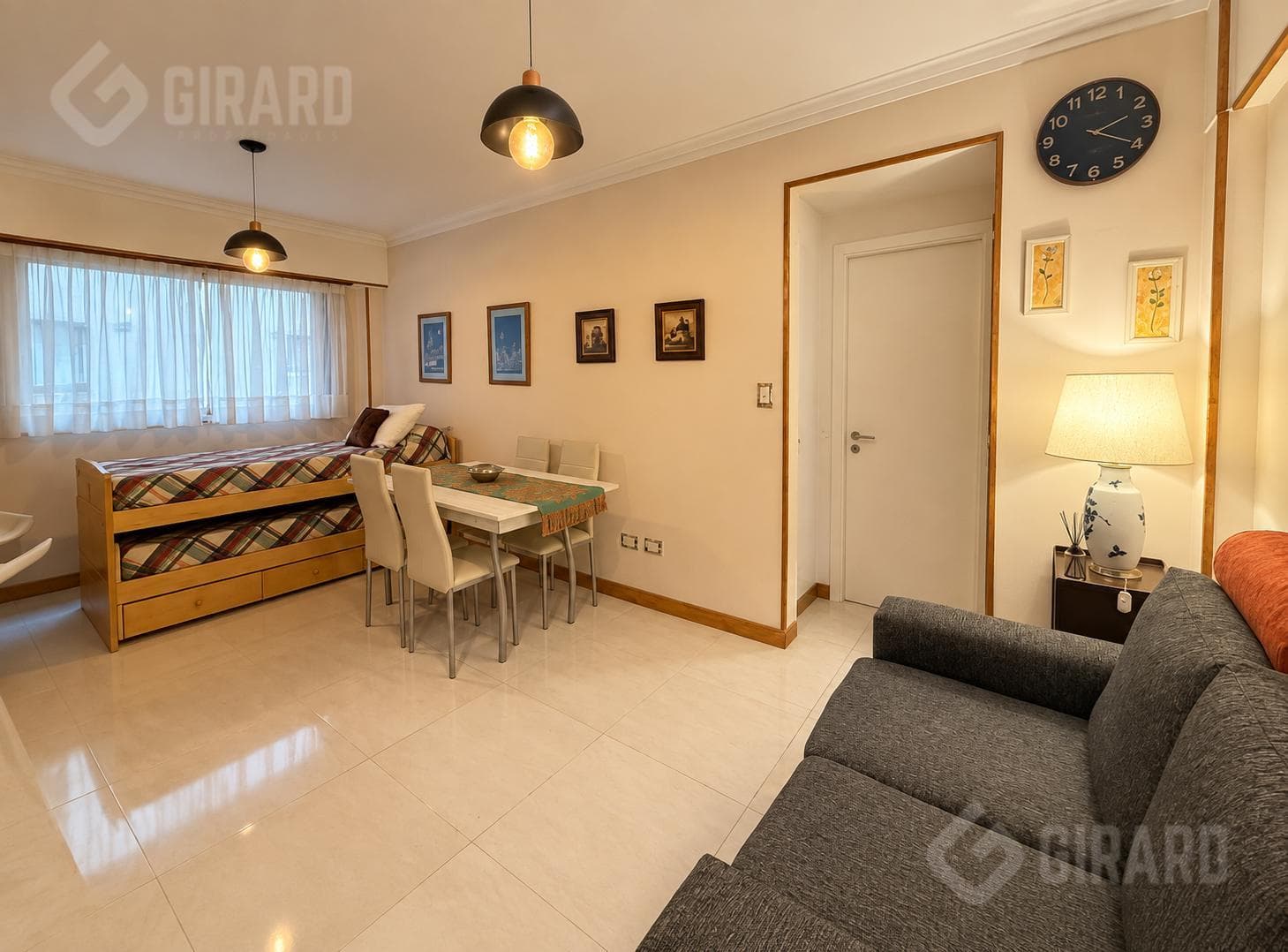 2-bedroom apartment for sale in the Plaza Colón area. Sold fully furnished.