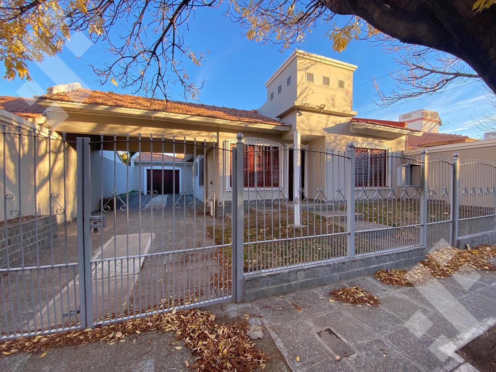 FOR SALE: 3-Bedroom House with Barbecue Area in the Jardines del Rey Neighborhood - Eligible for a Mortgage