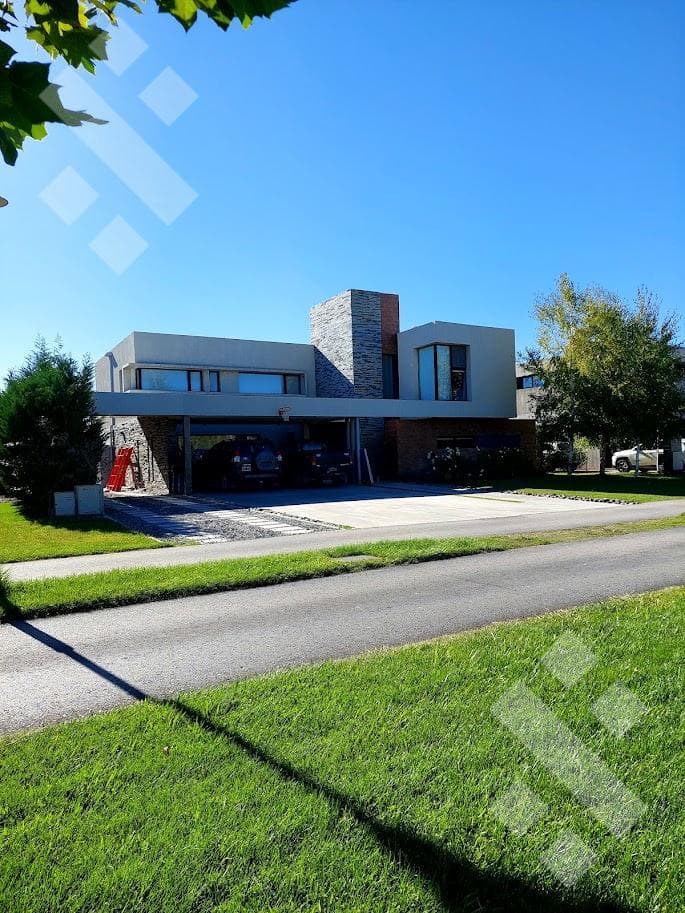 4-BEDROOM HOUSE FOR RENT - LA ZAGALA NEIGHBORHOOD, NEUQUÉN