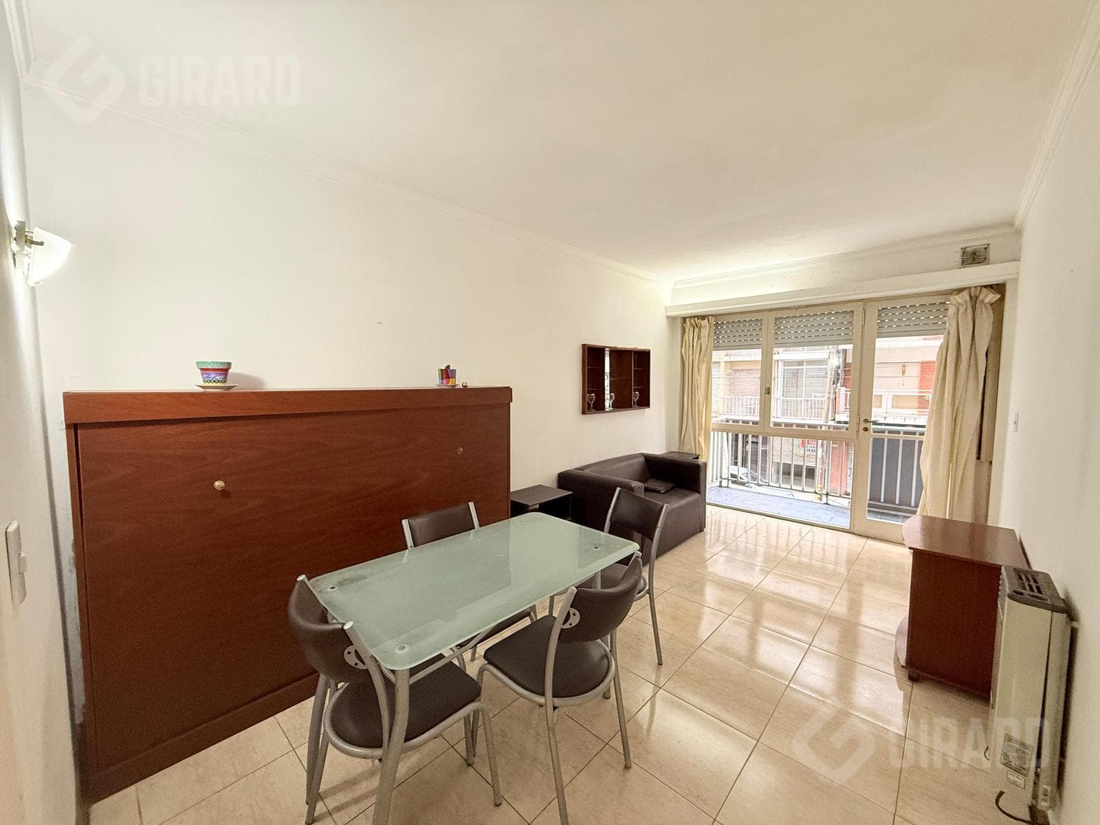 2-room street-facing apartment for sale with a balcony in Plaza Colón