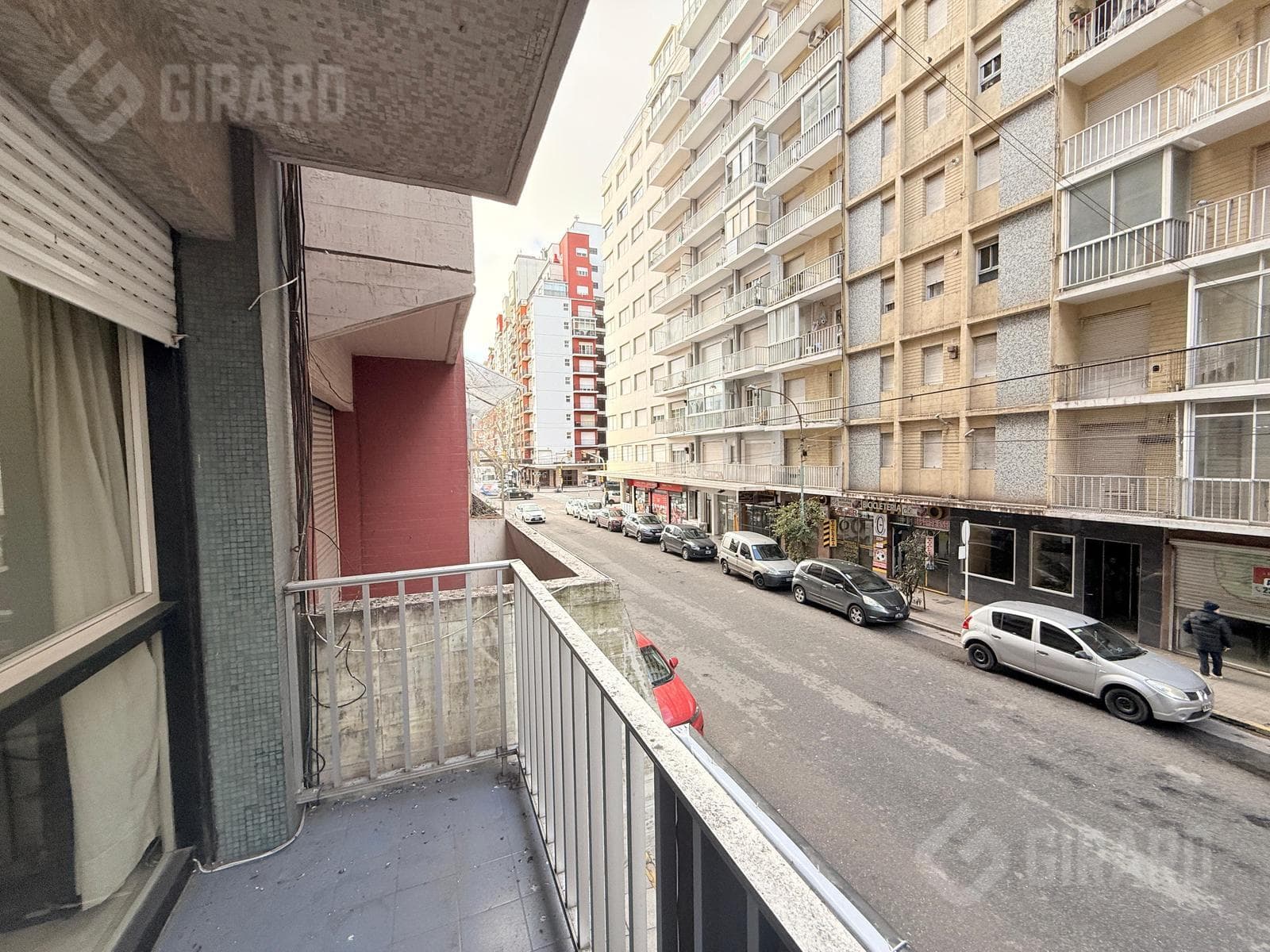 2-room street-facing apartment for sale with a balcony in Plaza Colón