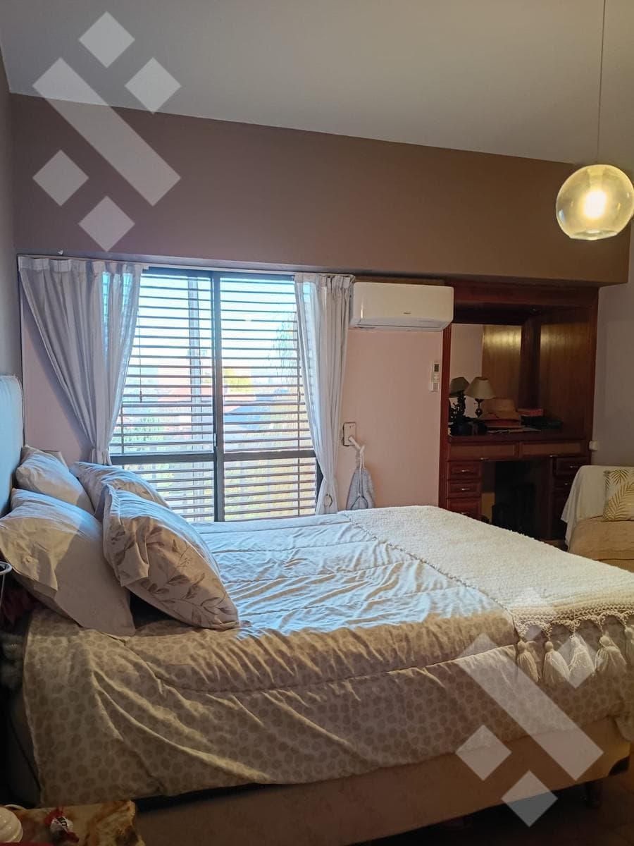 House for Sale - Santa Genoveva Neighborhood - 1400 Islas Malvinas Street