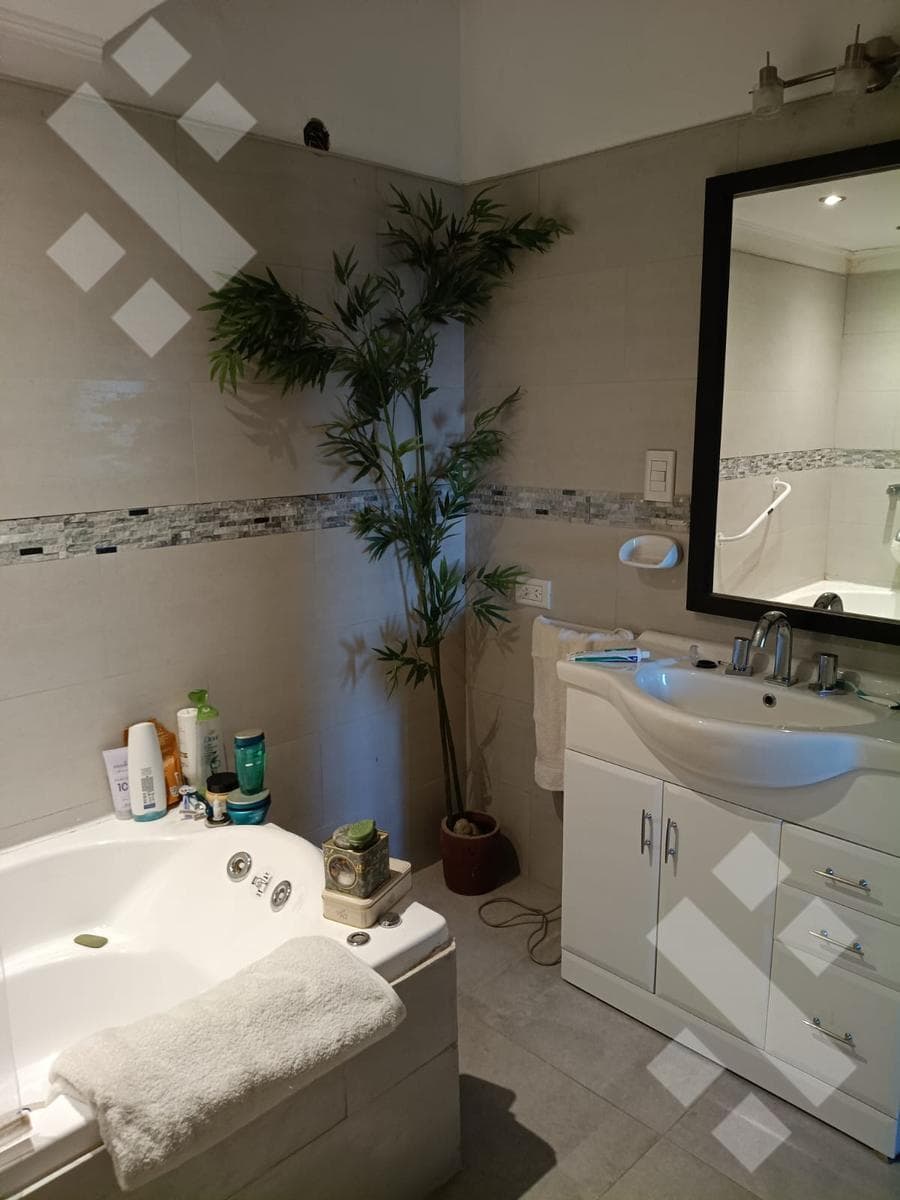 House for Sale - Santa Genoveva Neighborhood - 1400 Islas Malvinas Street