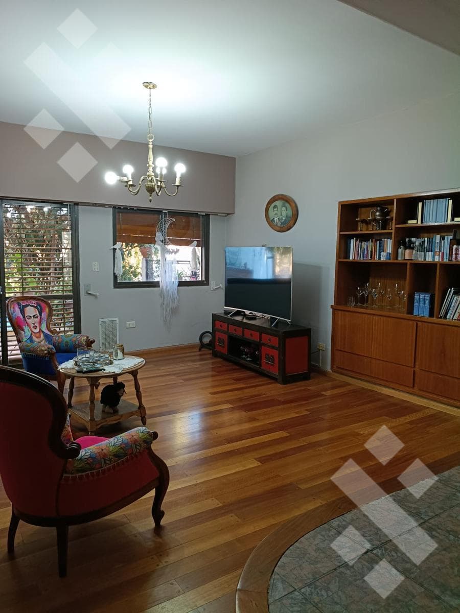 House for Sale - Santa Genoveva Neighborhood - 1400 Islas Malvinas Street