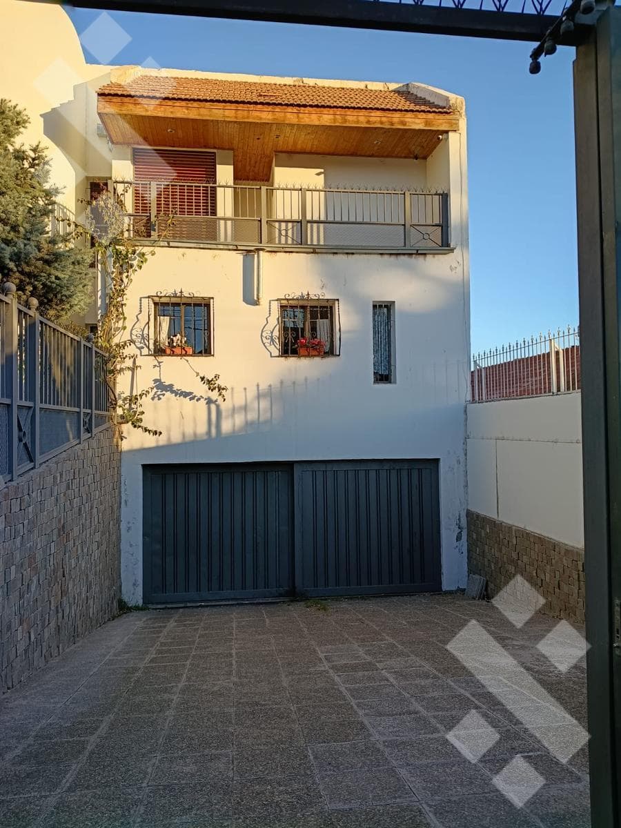 House for Sale - Santa Genoveva Neighborhood - 1400 Islas Malvinas Street