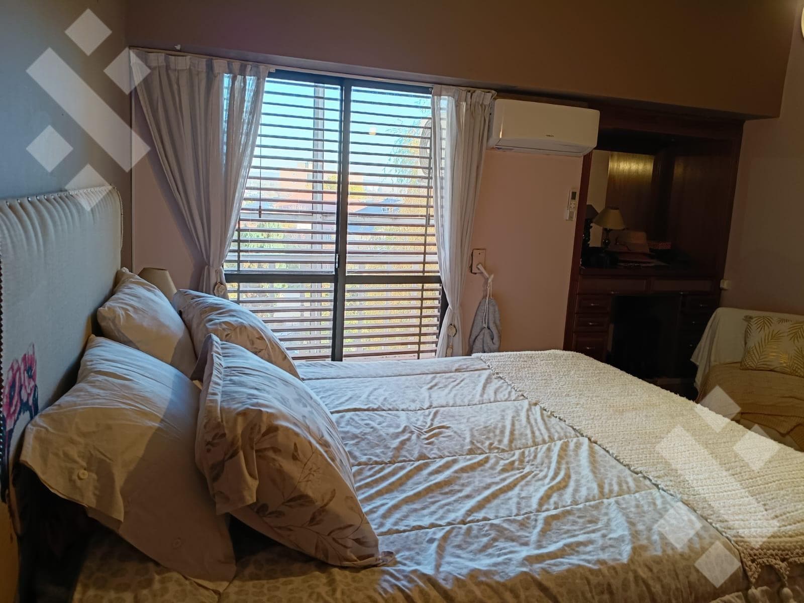 House for Sale - Santa Genoveva Neighborhood - 1400 Islas Malvinas Street
