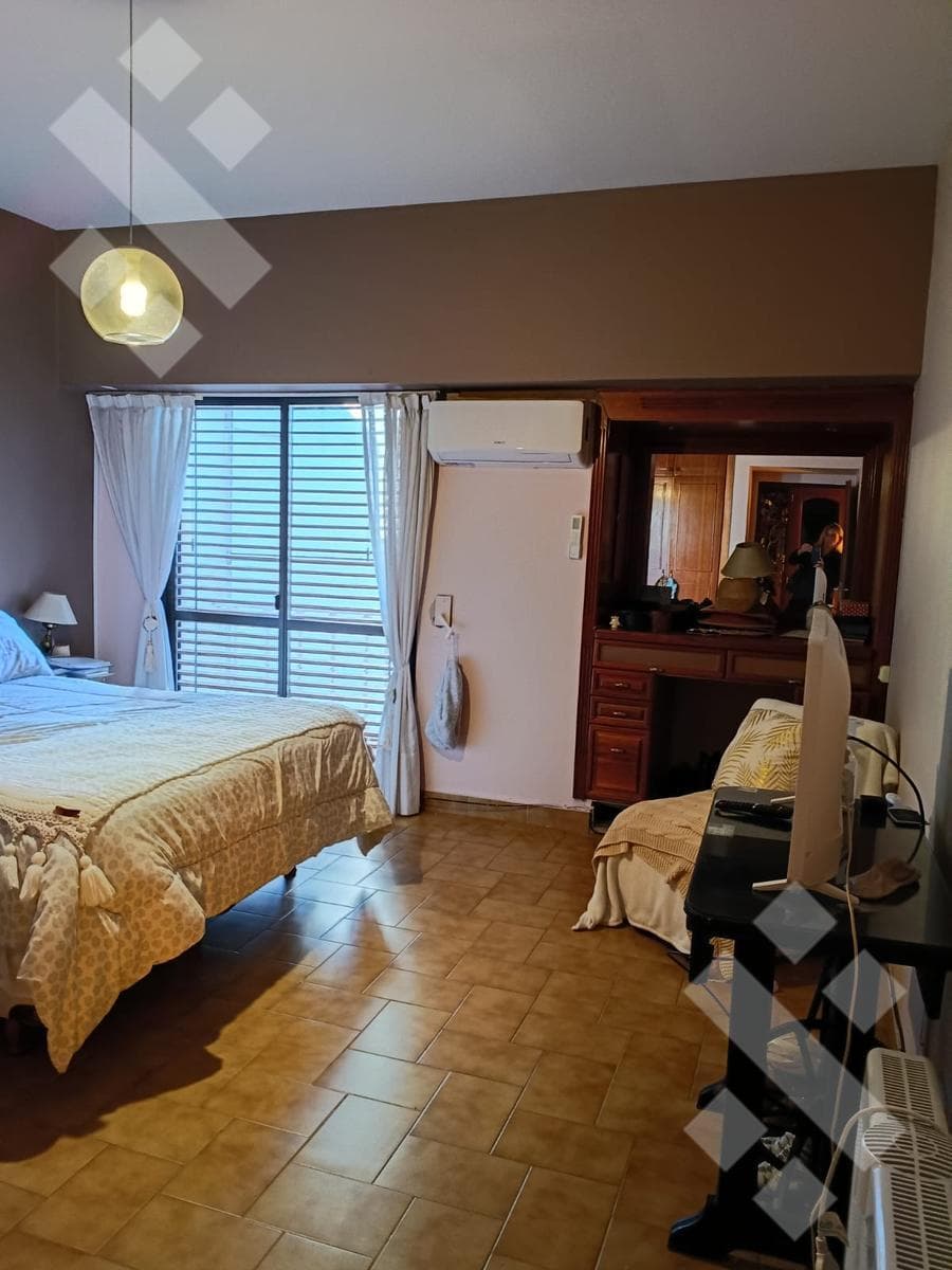 House for Sale - Santa Genoveva Neighborhood - 1400 Islas Malvinas Street