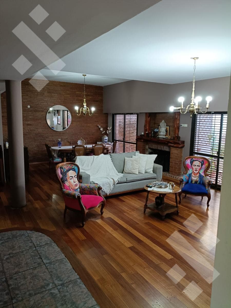 House for Sale - Santa Genoveva Neighborhood - 1400 Islas Malvinas Street