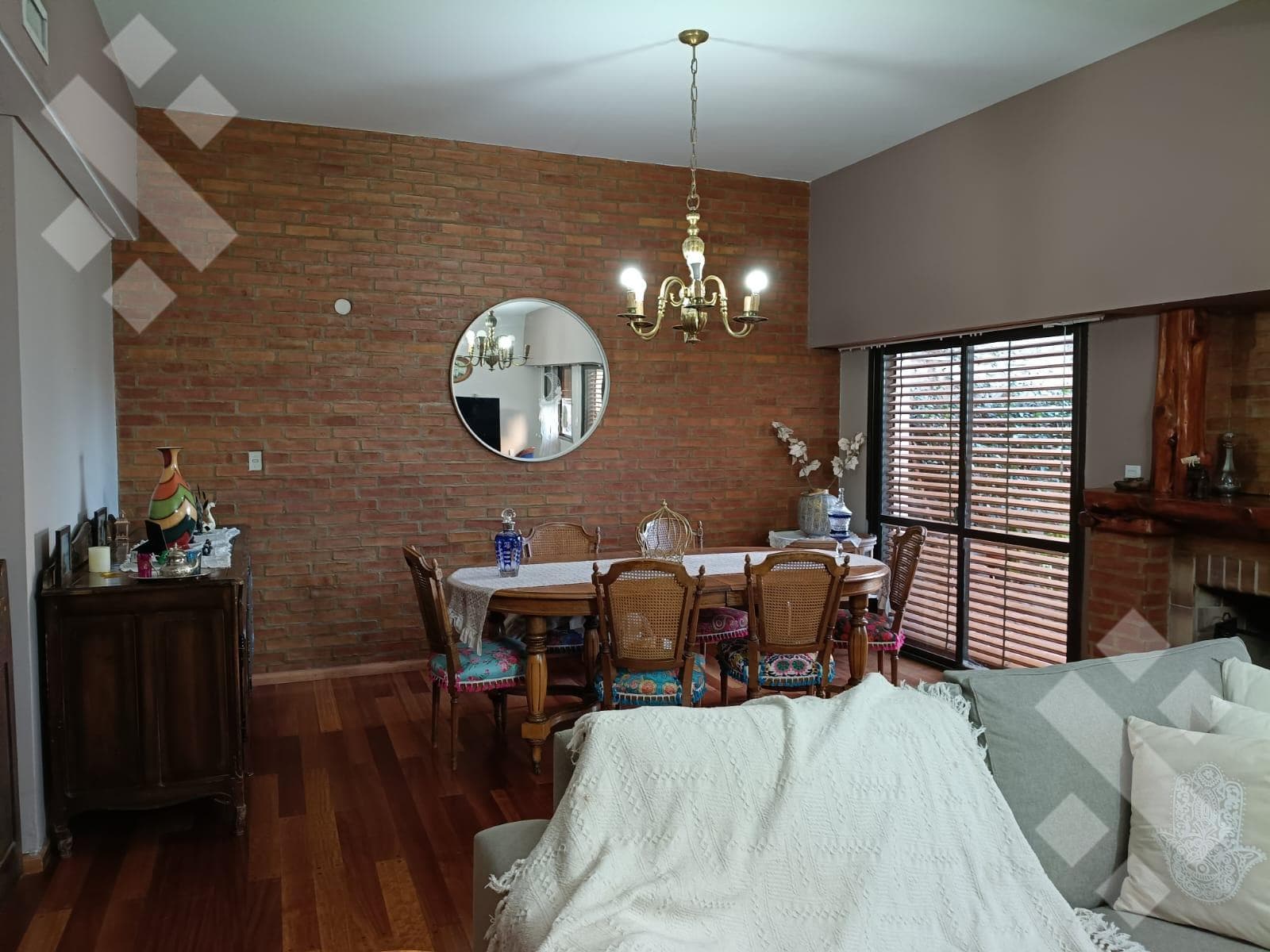 House for Sale - Santa Genoveva Neighborhood - 1400 Islas Malvinas Street