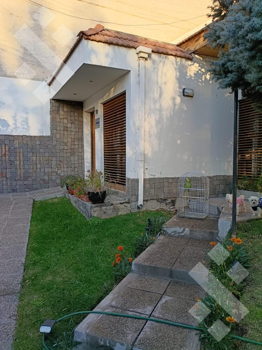 House for Sale - Santa Genoveva Neighborhood - 1400 Islas Malvinas Street