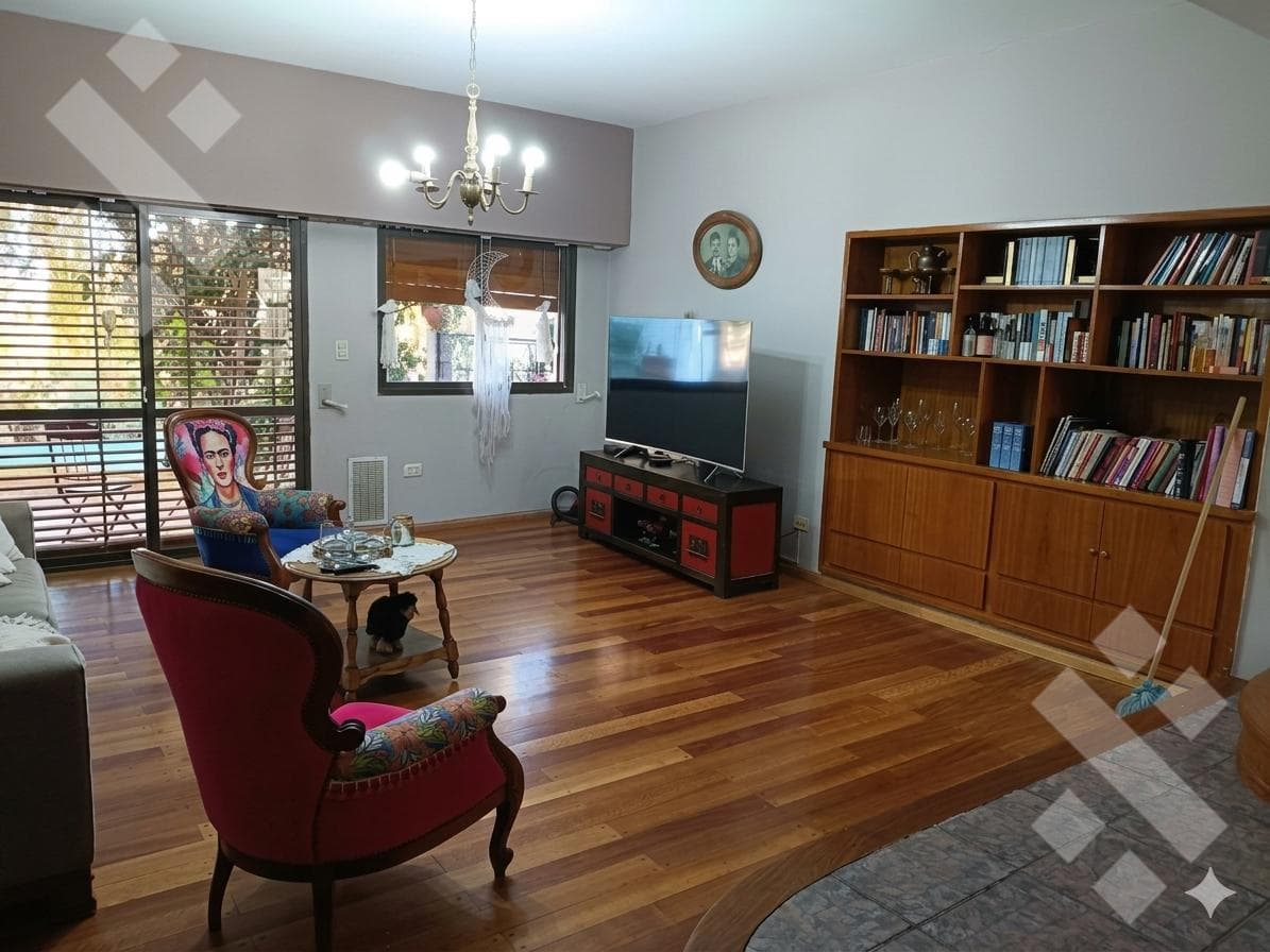 House for Sale - Santa Genoveva Neighborhood - 1400 Islas Malvinas Street