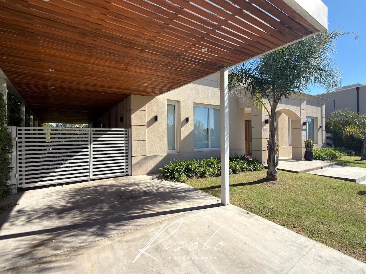 House for Sale, Heated Pool, 3 En-Suite Bedrooms, Spacious Porch. Gated Community, Escobar