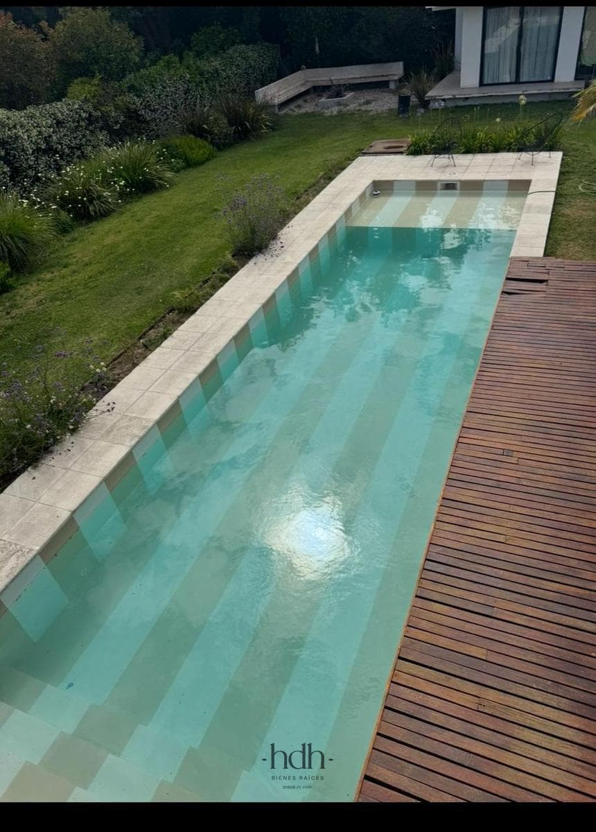 House for sale: 3 bedrooms, 3 bathrooms, with a pool and 24-hour security