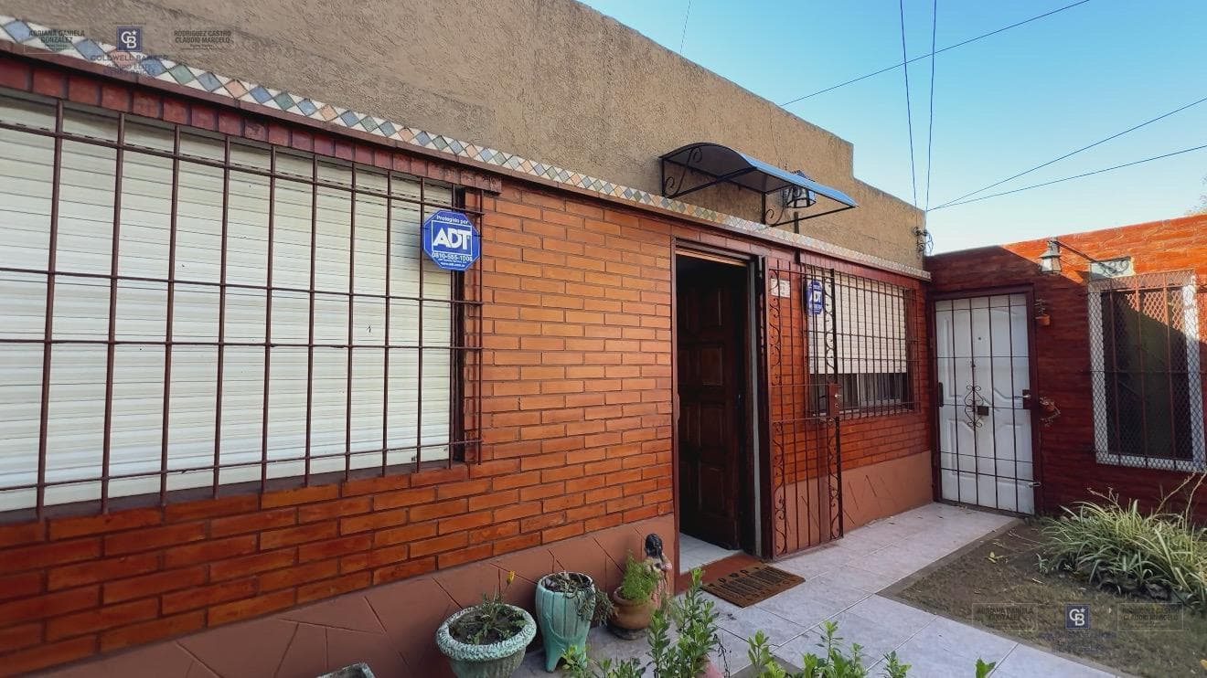HOUSE FOR SALE: 3 ROOMS, PATIO, BARBECUE, GARAGE, 2 BATHROOMS, MORENO