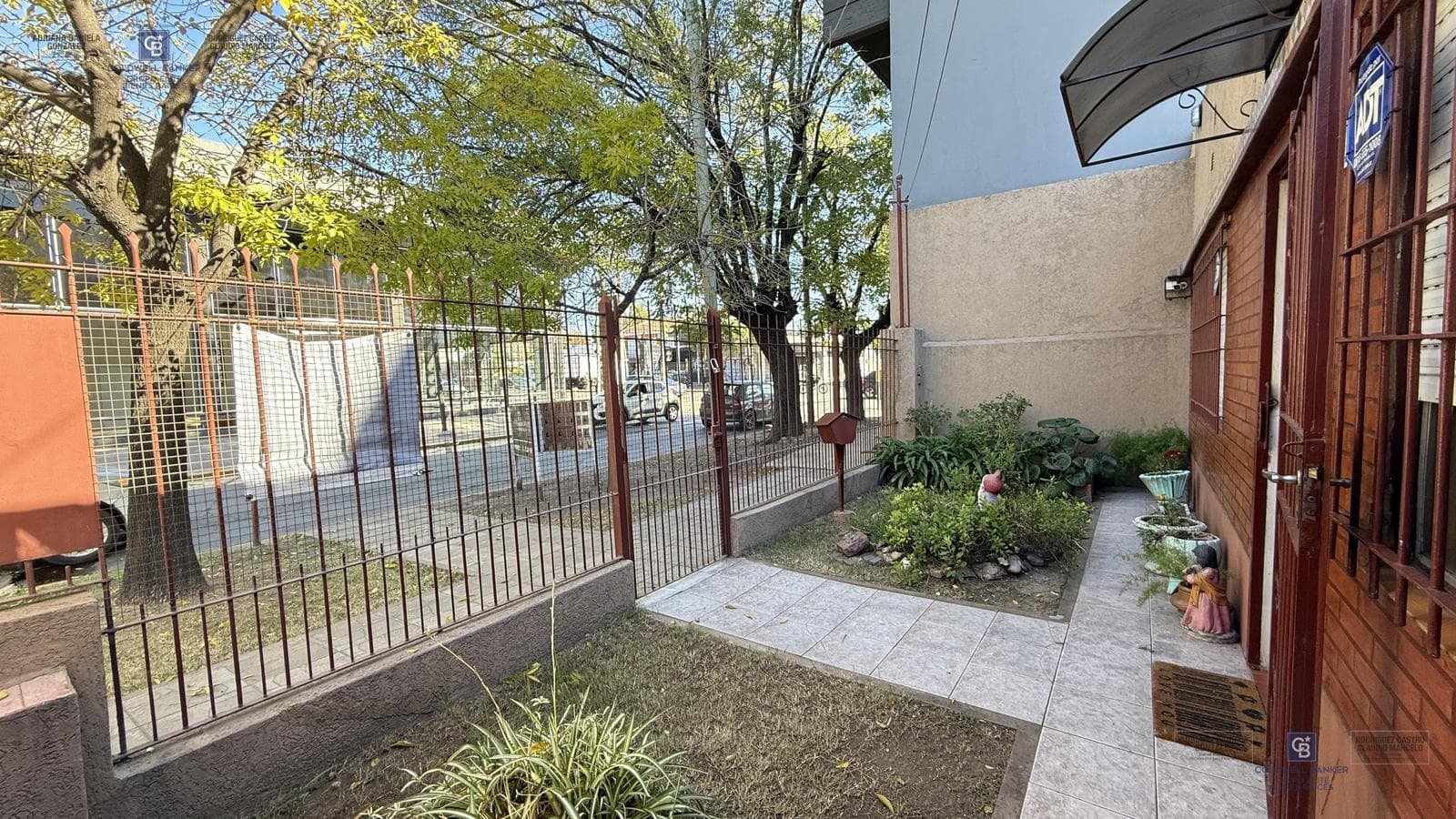 HOUSE FOR SALE: 3 ROOMS, PATIO, BARBECUE, GARAGE, 2 BATHROOMS, MORENO