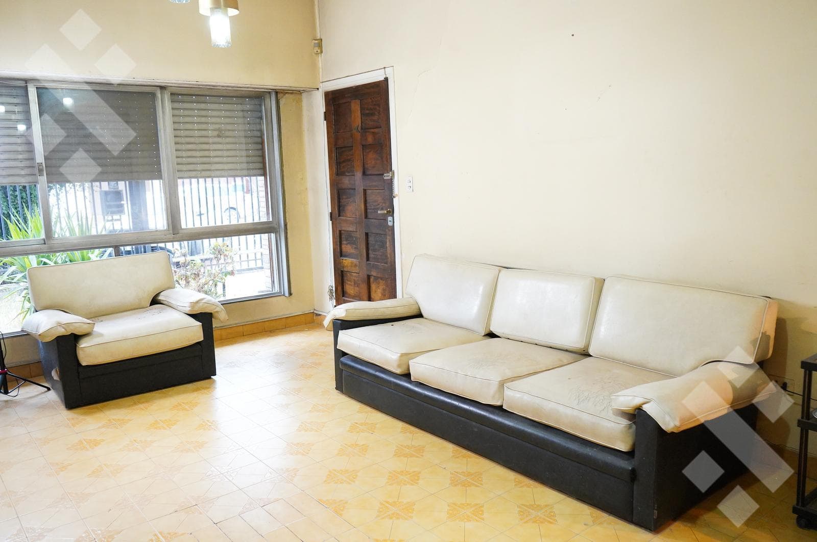 4-BEDROOM HOUSE FOR SALE (NEEDS RENOVATION) - ALANIS NEIGHBORHOOD, CIPOLLETTI