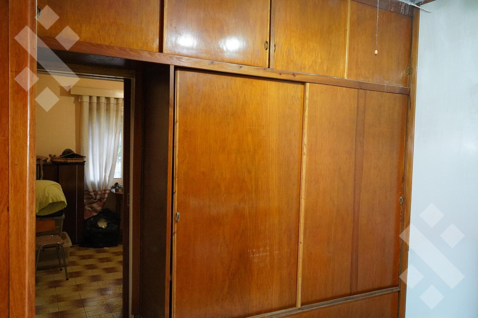 4-BEDROOM HOUSE FOR SALE (NEEDS RENOVATION) - ALANIS NEIGHBORHOOD, CIPOLLETTI