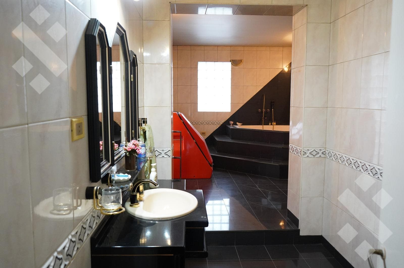 4-BEDROOM HOUSE FOR SALE (NEEDS RENOVATION) - ALANIS NEIGHBORHOOD, CIPOLLETTI