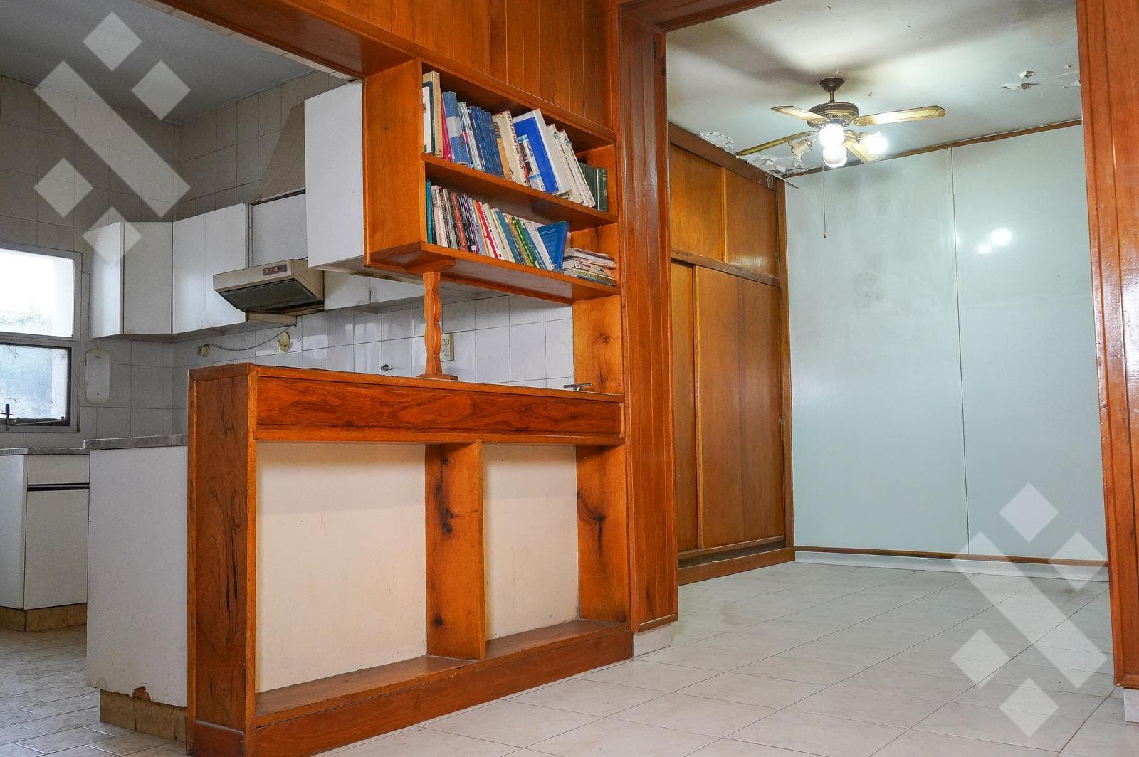 4-BEDROOM HOUSE FOR SALE (NEEDS RENOVATION) - ALANIS NEIGHBORHOOD, CIPOLLETTI