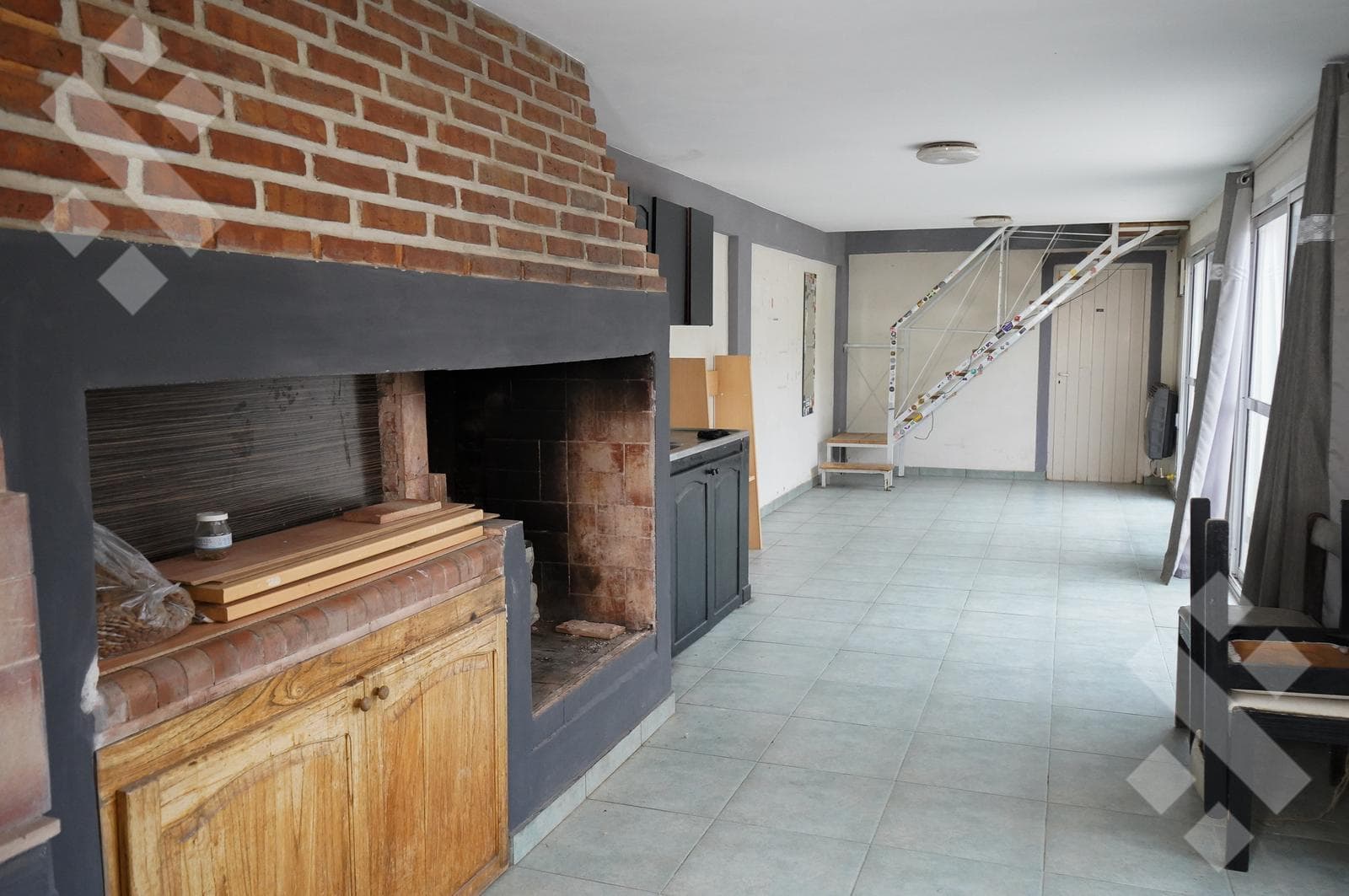 4-BEDROOM HOUSE FOR SALE (NEEDS RENOVATION) - ALANIS NEIGHBORHOOD, CIPOLLETTI