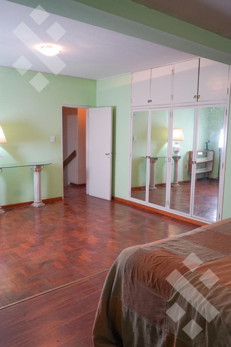 4-BEDROOM HOUSE FOR SALE (NEEDS RENOVATION) - ALANIS NEIGHBORHOOD, CIPOLLETTI