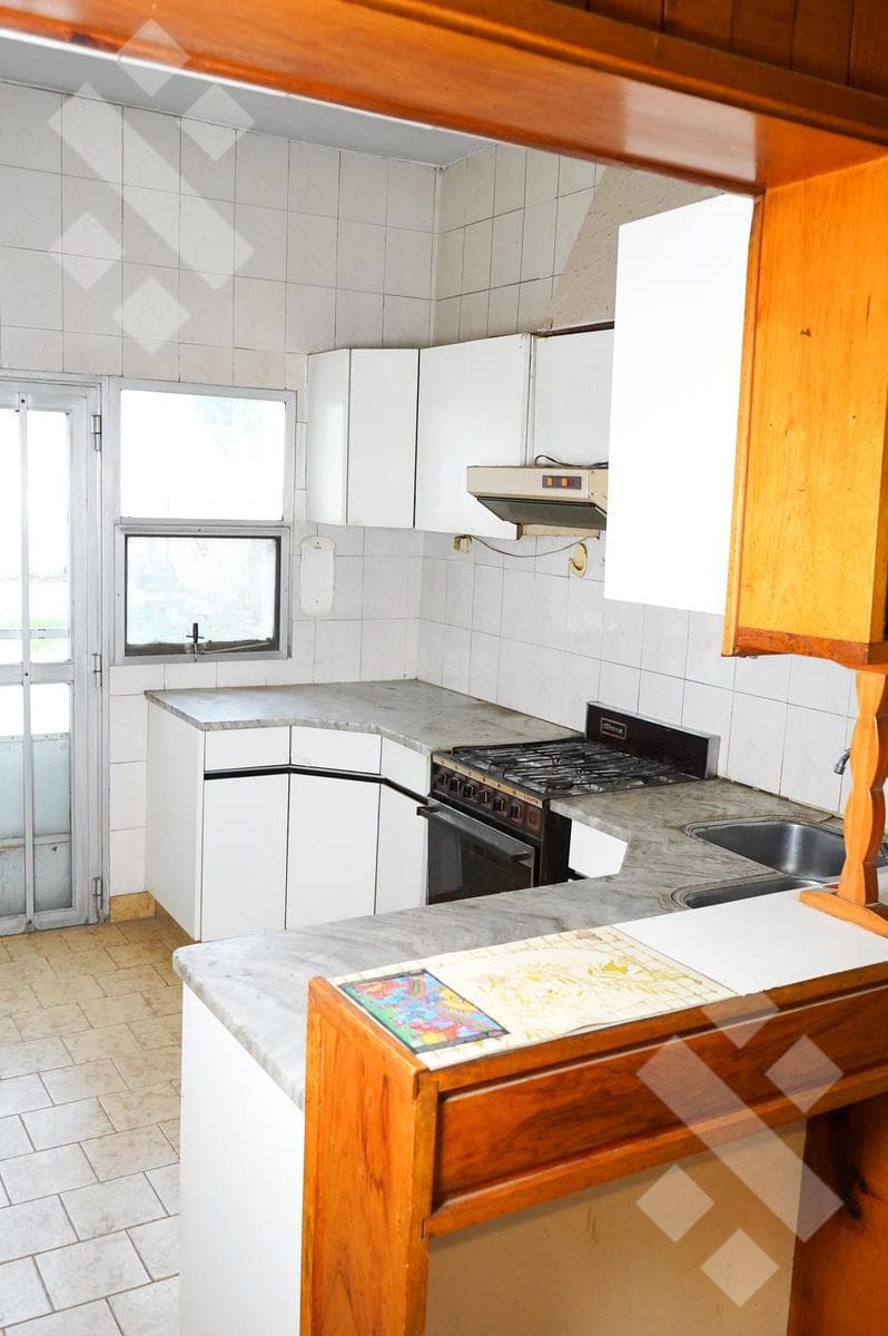4-BEDROOM HOUSE FOR SALE (NEEDS RENOVATION) - ALANIS NEIGHBORHOOD, CIPOLLETTI
