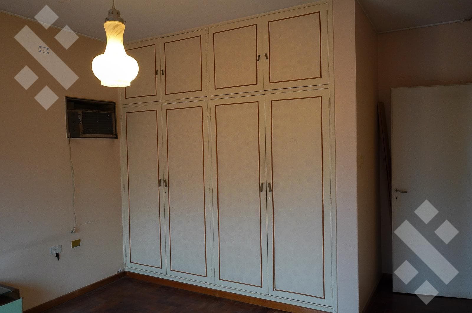 4-BEDROOM HOUSE FOR SALE (NEEDS RENOVATION) - ALANIS NEIGHBORHOOD, CIPOLLETTI