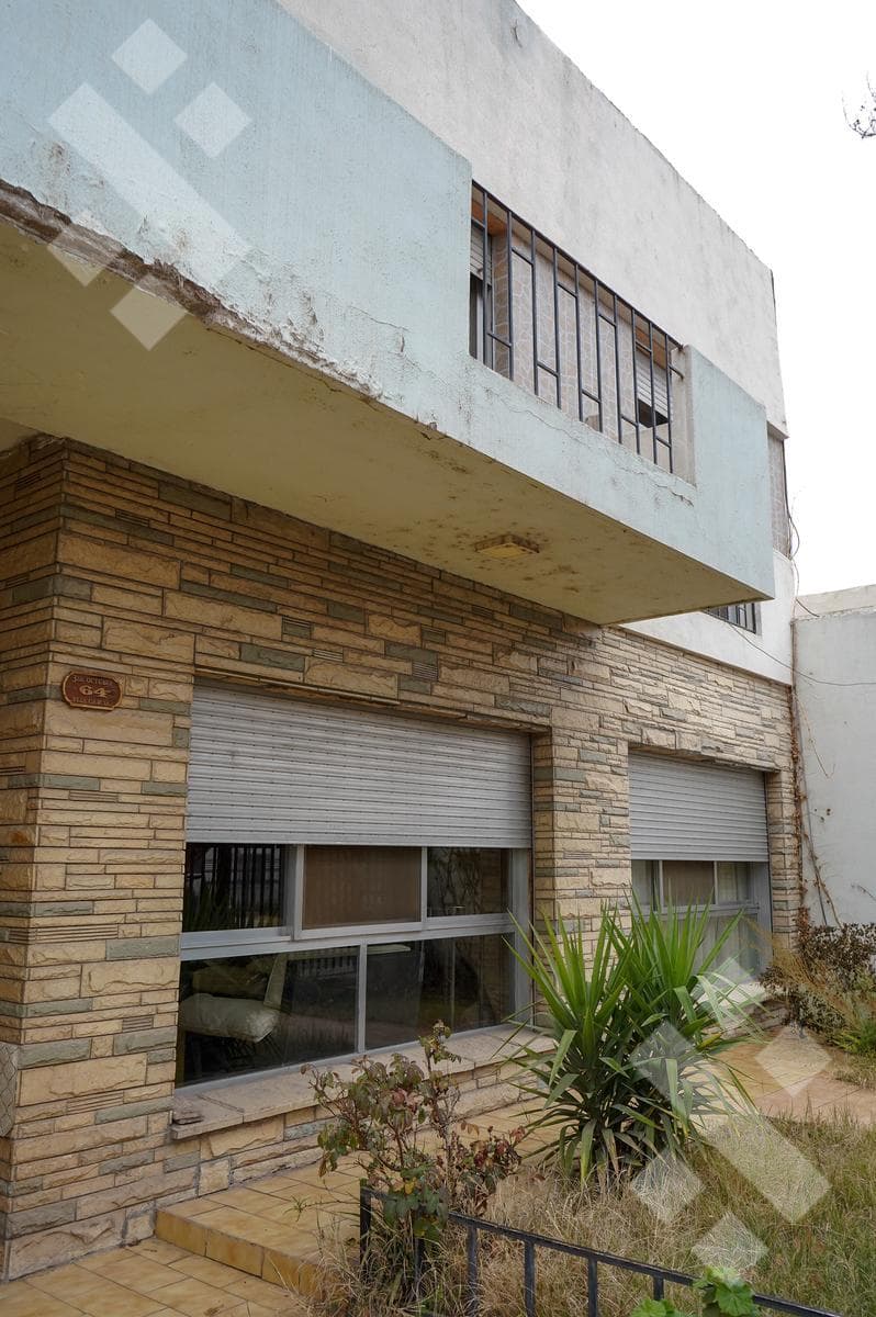 4-BEDROOM HOUSE FOR SALE (NEEDS RENOVATION) - ALANIS NEIGHBORHOOD, CIPOLLETTI