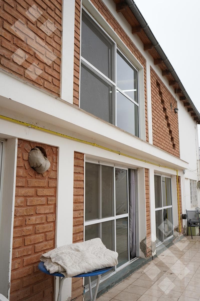 4-BEDROOM HOUSE FOR SALE (NEEDS RENOVATION) - ALANIS NEIGHBORHOOD, CIPOLLETTI