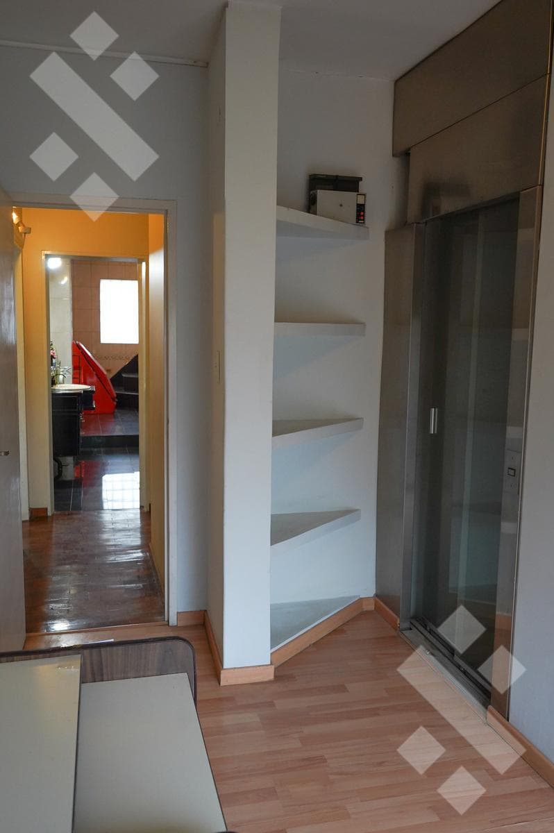 4-BEDROOM HOUSE FOR SALE (NEEDS RENOVATION) - ALANIS NEIGHBORHOOD, CIPOLLETTI