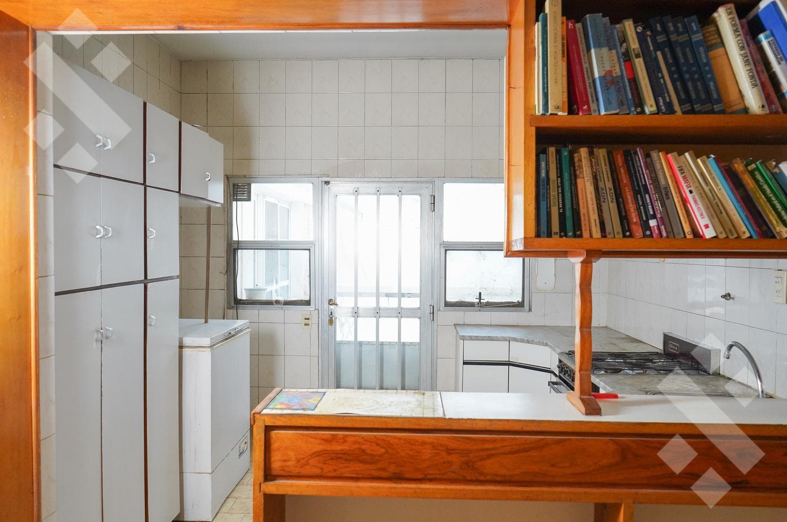 4-BEDROOM HOUSE FOR SALE (NEEDS RENOVATION) - ALANIS NEIGHBORHOOD, CIPOLLETTI
