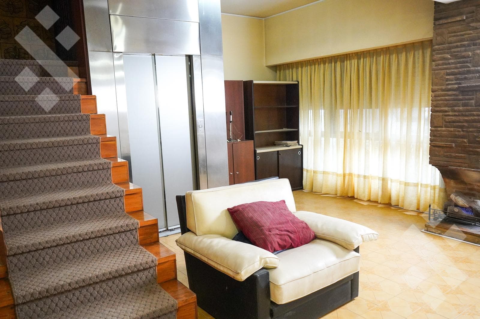 4-BEDROOM HOUSE FOR SALE (NEEDS RENOVATION) - ALANIS NEIGHBORHOOD, CIPOLLETTI