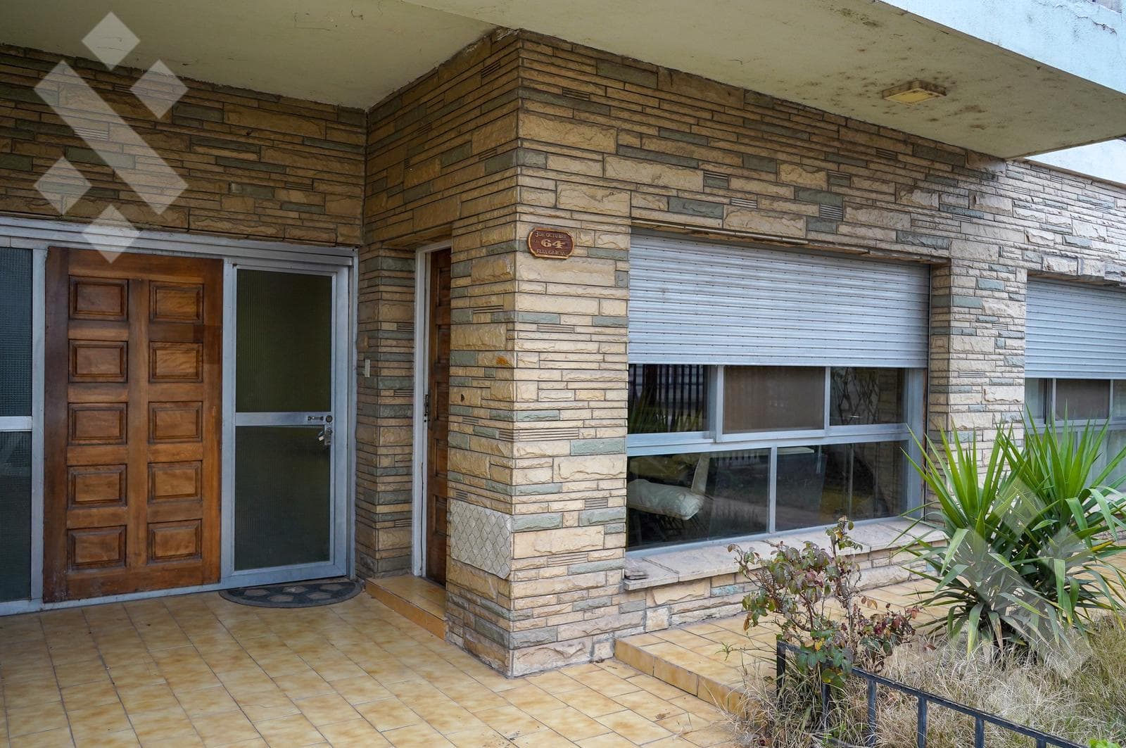 4-BEDROOM HOUSE FOR SALE (NEEDS RENOVATION) - ALANIS NEIGHBORHOOD, CIPOLLETTI