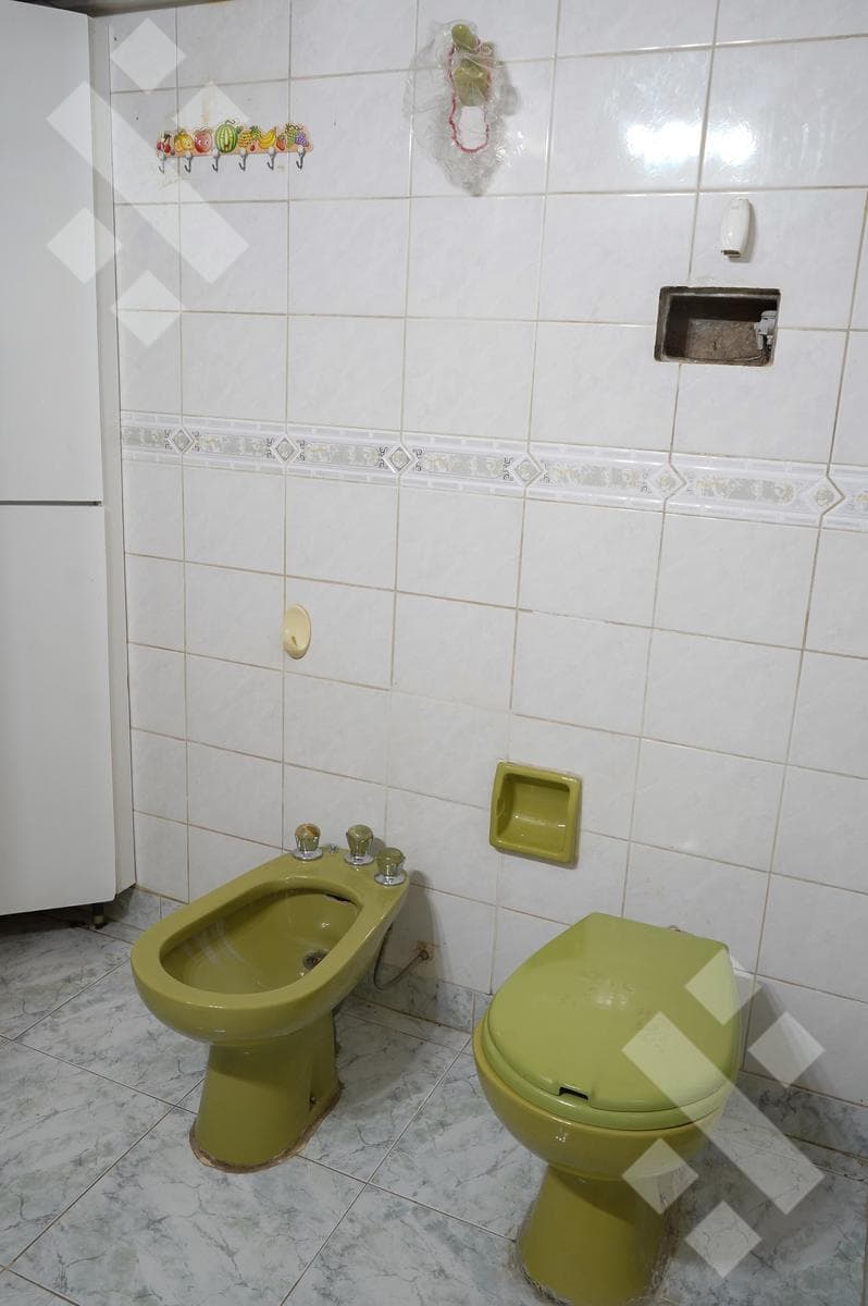 4-BEDROOM HOUSE FOR SALE (NEEDS RENOVATION) - ALANIS NEIGHBORHOOD, CIPOLLETTI