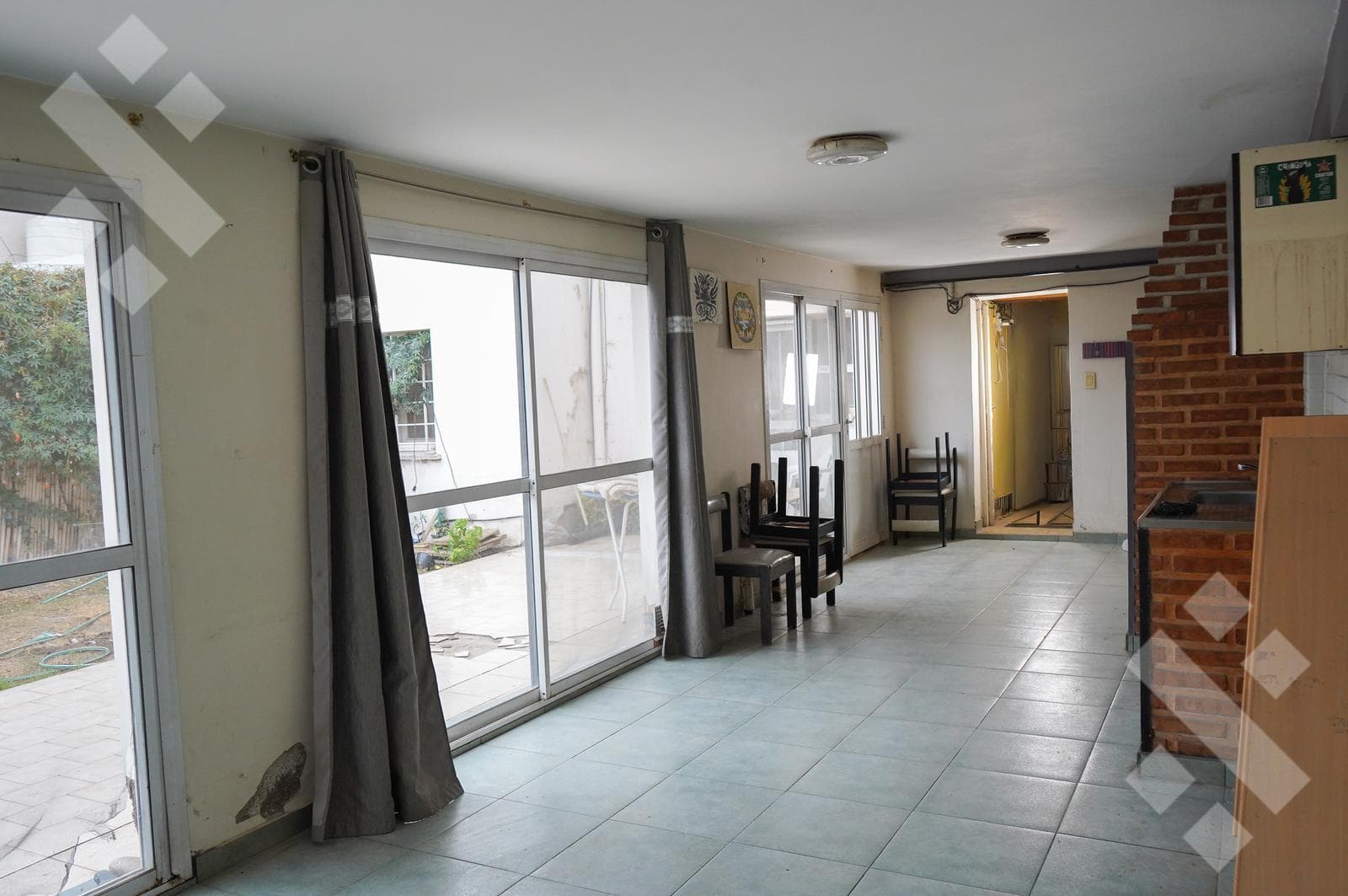 4-BEDROOM HOUSE FOR SALE (NEEDS RENOVATION) - ALANIS NEIGHBORHOOD, CIPOLLETTI