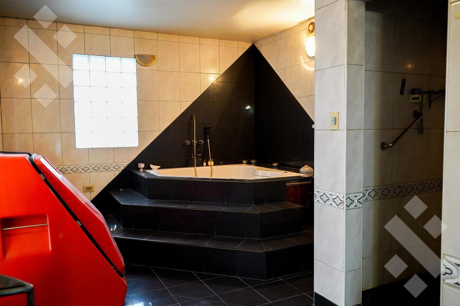 4-BEDROOM HOUSE FOR SALE (NEEDS RENOVATION) - ALANIS NEIGHBORHOOD, CIPOLLETTI