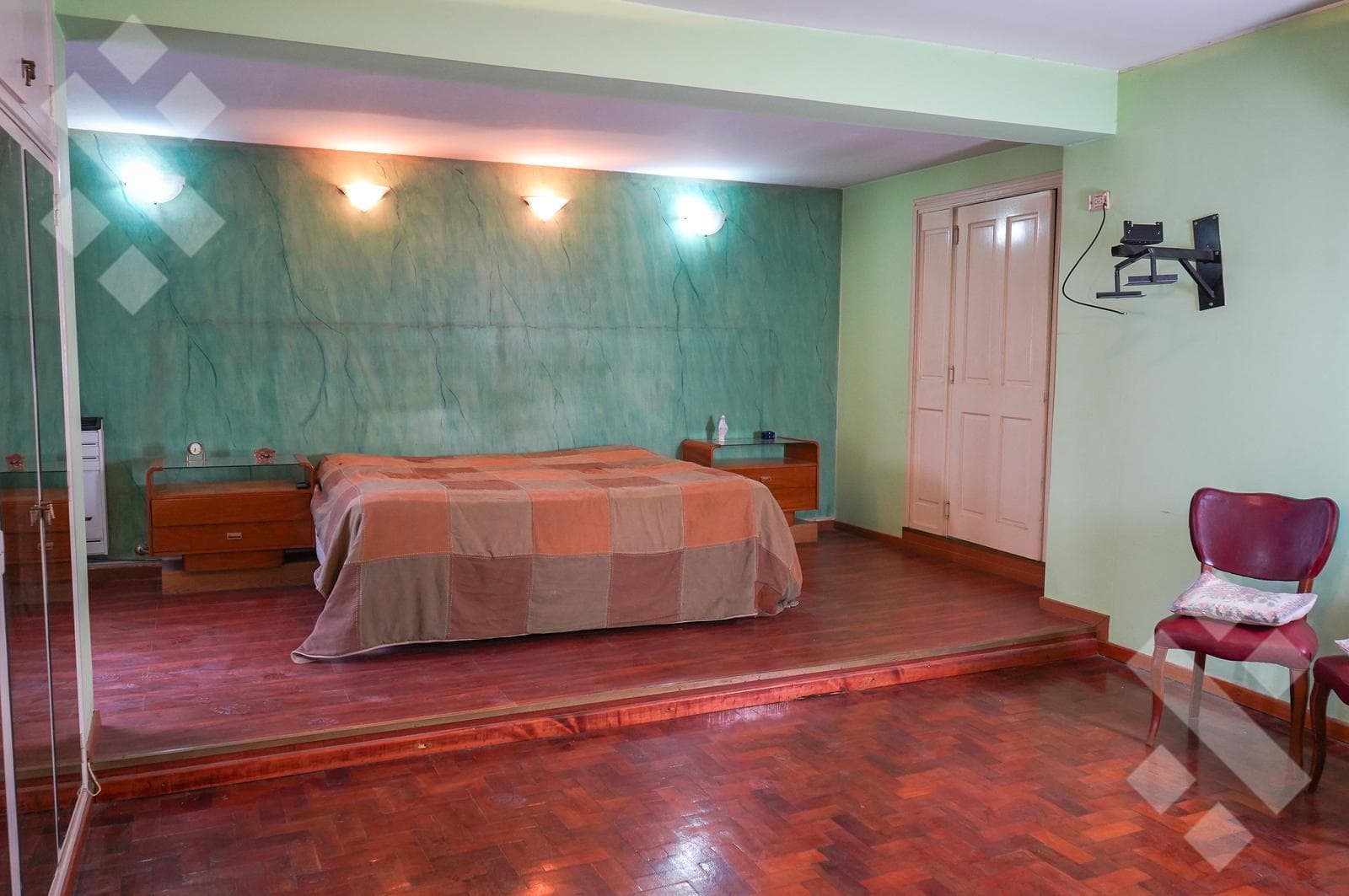 4-BEDROOM HOUSE FOR SALE (NEEDS RENOVATION) - ALANIS NEIGHBORHOOD, CIPOLLETTI