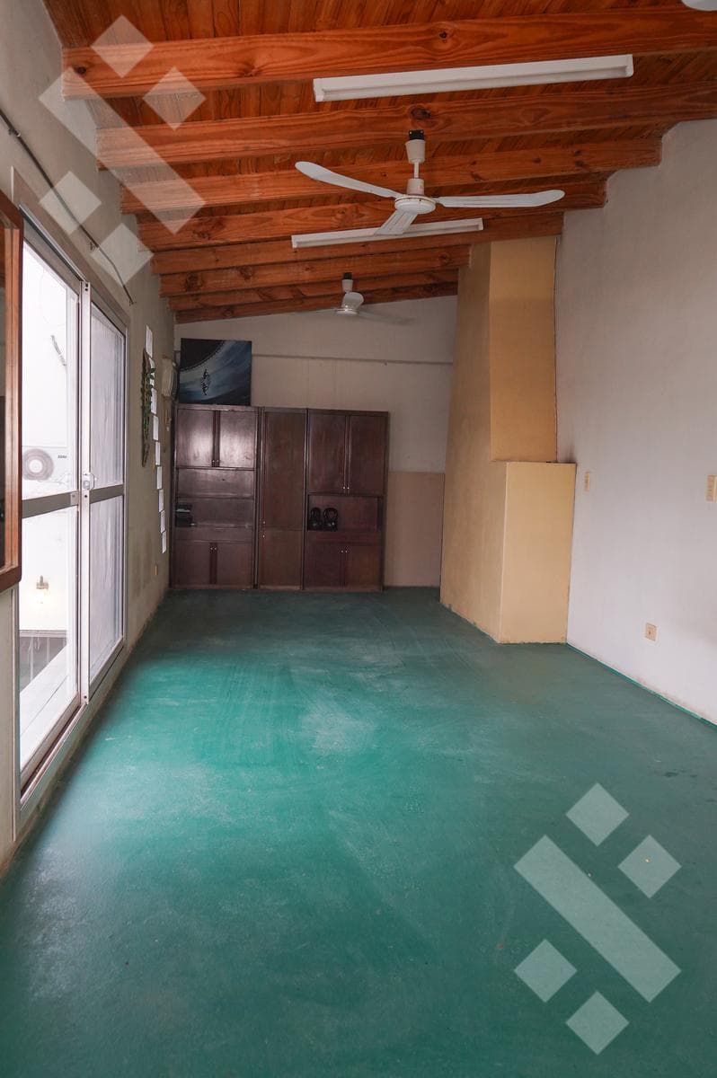 4-BEDROOM HOUSE FOR SALE (NEEDS RENOVATION) - ALANIS NEIGHBORHOOD, CIPOLLETTI
